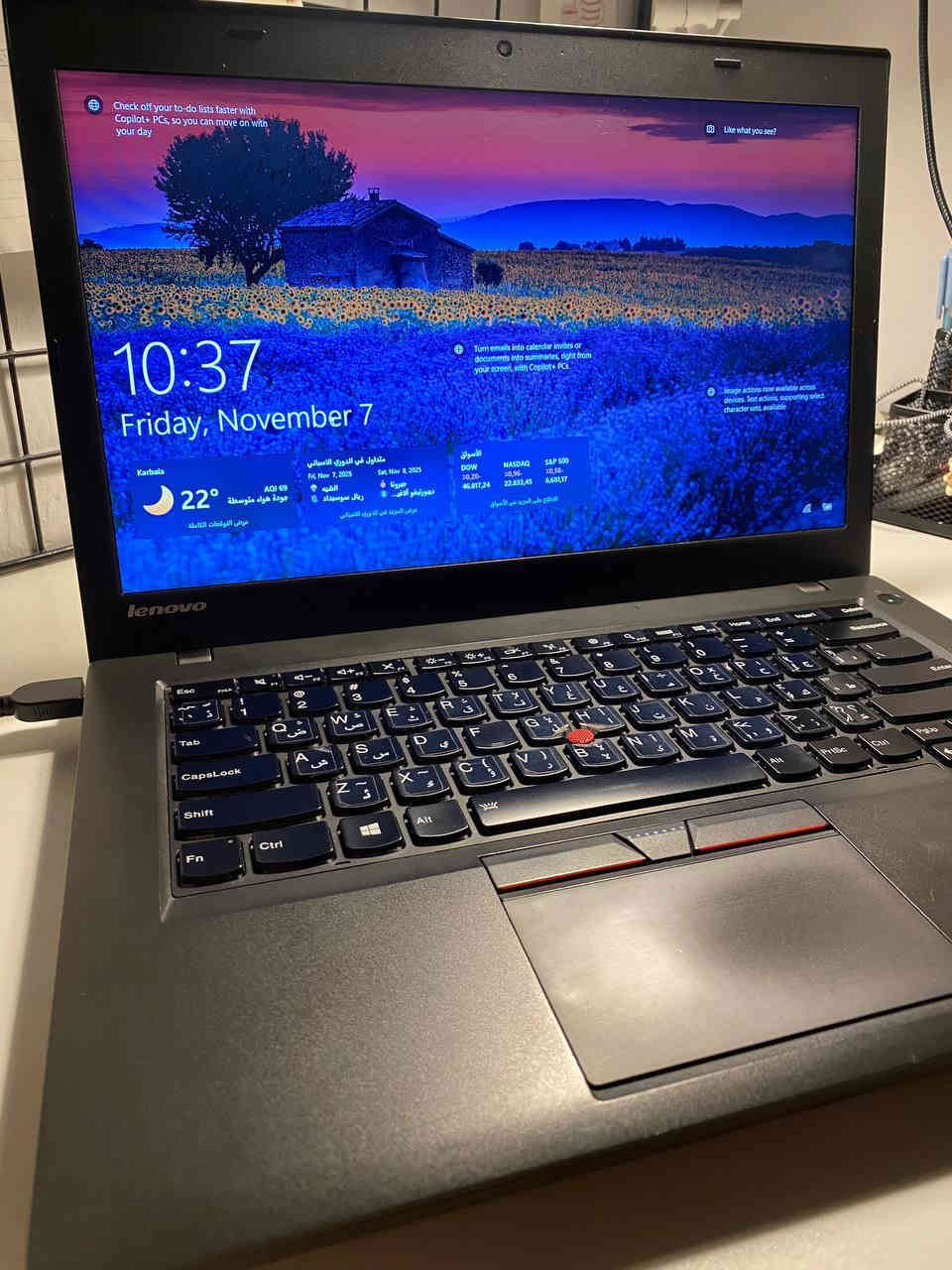 إعلان بيع لابتوب Lenovo ThinkPad T450

للبيع لابتوب عملي وأصلي من سلسلة ThinkPad المعروفة بالمتانة والاعتمادية، مناسب للعمل المكتبي، التعليم، والتصفح اليومي.

⸻

🔹 المواصفات الدقيقة للجهاز:
 • الموديل: Lenovo ThinkPad T450
 • المعالج: Intel® Core™ i5-5300U @ 2.30GHz (الجيل الخامس)
 • الذاكرة (RAM): 4 جيجابايت DDR3 (قابلة للترقية)
 • التخزين: SSD سعة 238 جيجابايت (TOSHIBA)
 • كرت الشاشة: Intel® HD Graphics 5500
 • النظام: Windows 10 Pro 64-bit
 • DirectX: الإصدار 12
 • الشاشة: 14 إنج
 • الشركة المصنعة: Lenovo
 • الجهاز يعمل بكفاءة ومجرب
 • البطارية: بطاريتان (داخلية + خارجية) لأداء أفضل
 • اللون: أسود

⸻

🔹 مميزات الجهاز:
 • أداء مستقر للبرامج المكتبية والتصفح
 • SSD سريع أفضل من الهارد العادي
 • هيكل متين ولوحة مفاتيح مريحة
 • مناسب للمدرسين، الطلبة، والأعمال اليومية

⸻

💰 السعر: 200 الف دينار
📍 الموقع: كربلاء
📞 للتواصل: ***********
