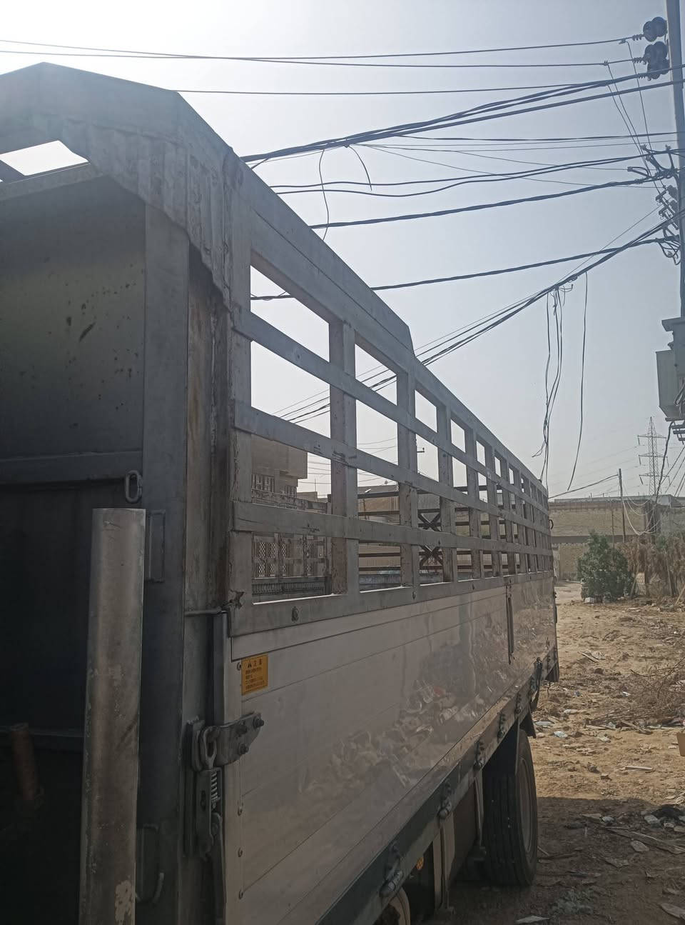 السلام عليكم بدي للبيع طول سته وربع سعره 15وبيه مجال قواطع حديد مكاني حله ***********
