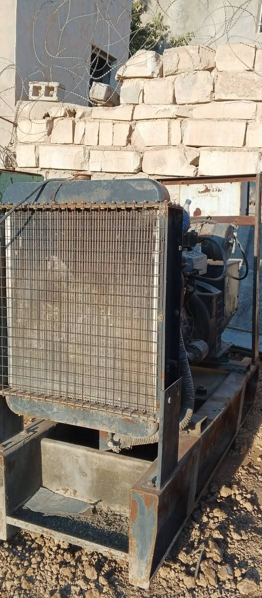 سلام عليكم مولد للببع بيركنز 4بستم سوبر 50KV شرط الشغل  والتوايد كامل مكمل صلنصه موجوده بس يراد اله لحيم عنوان ديالى الهويدر *********** تصال واتساب
