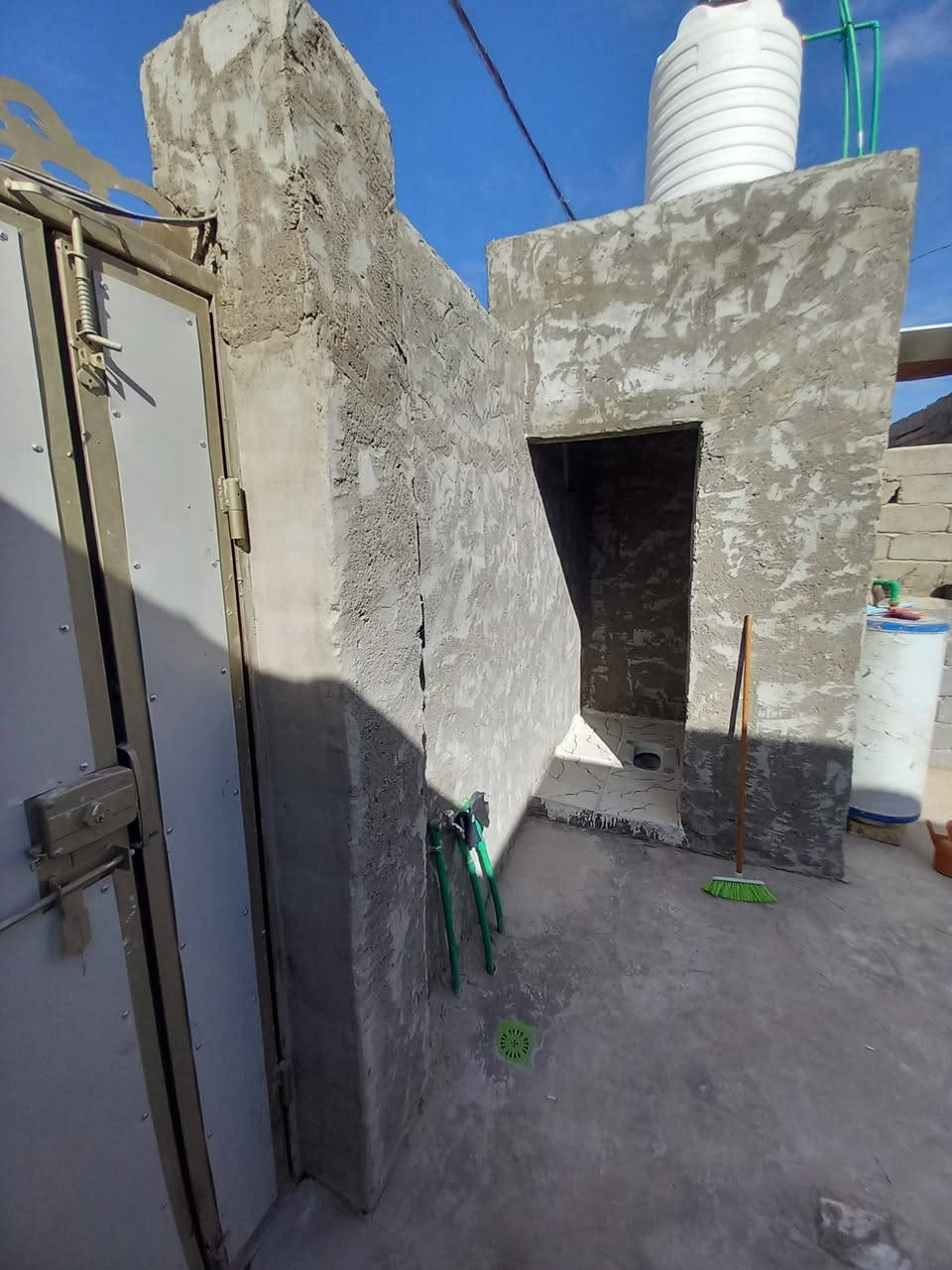 السلام عليكم بيت للبيع المساحه 100 متر الزراعي مشمول بالتطوير نجف شارع كربلاء عمود 134 طريق يا علي مشمول بالقرار 320 معاملته كامله بيت نظيف متكون من غرفه وصاله ومطبخ حمام داخلي وحمام خارجي نقص بس الاستقبال ما مدني بيت شغله درجه اولى متوفره كافه الخدمات وطني مولد ماي شوارع تبليط سوق مدارس  كلها موجوده والبيت نظيف سيراميك ارضي وجداري السعر 22 وبي مجال رقم الهاتف***********
