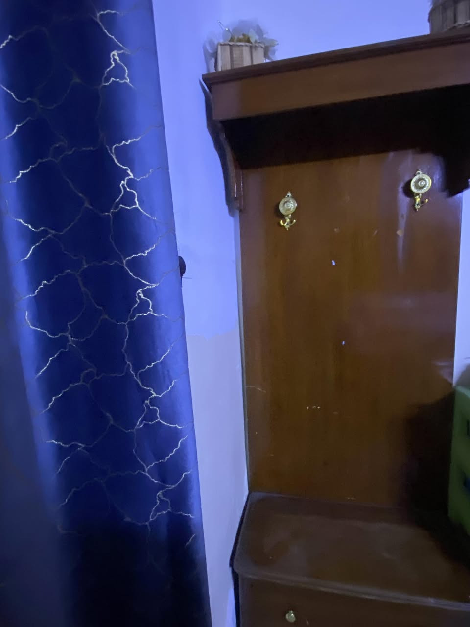 السلام  عليكم عندي غرفه أخشاب صاج عراقي نضيفه وقويه كنتور ٦باب مع ملحق وميز تواليت وجربايه مع الدوشك وتعلاكه  السعر ٤٥٠وبيه مجال المكان بغداد الأمين الثانيه راسه المعلمين مجمع ال٤٠٠


**إذا كنت صاحب هذا الإعلان وتريد حذفه لأي سبب، رجاءا أرسل رسالة إلى الدعم الفني**