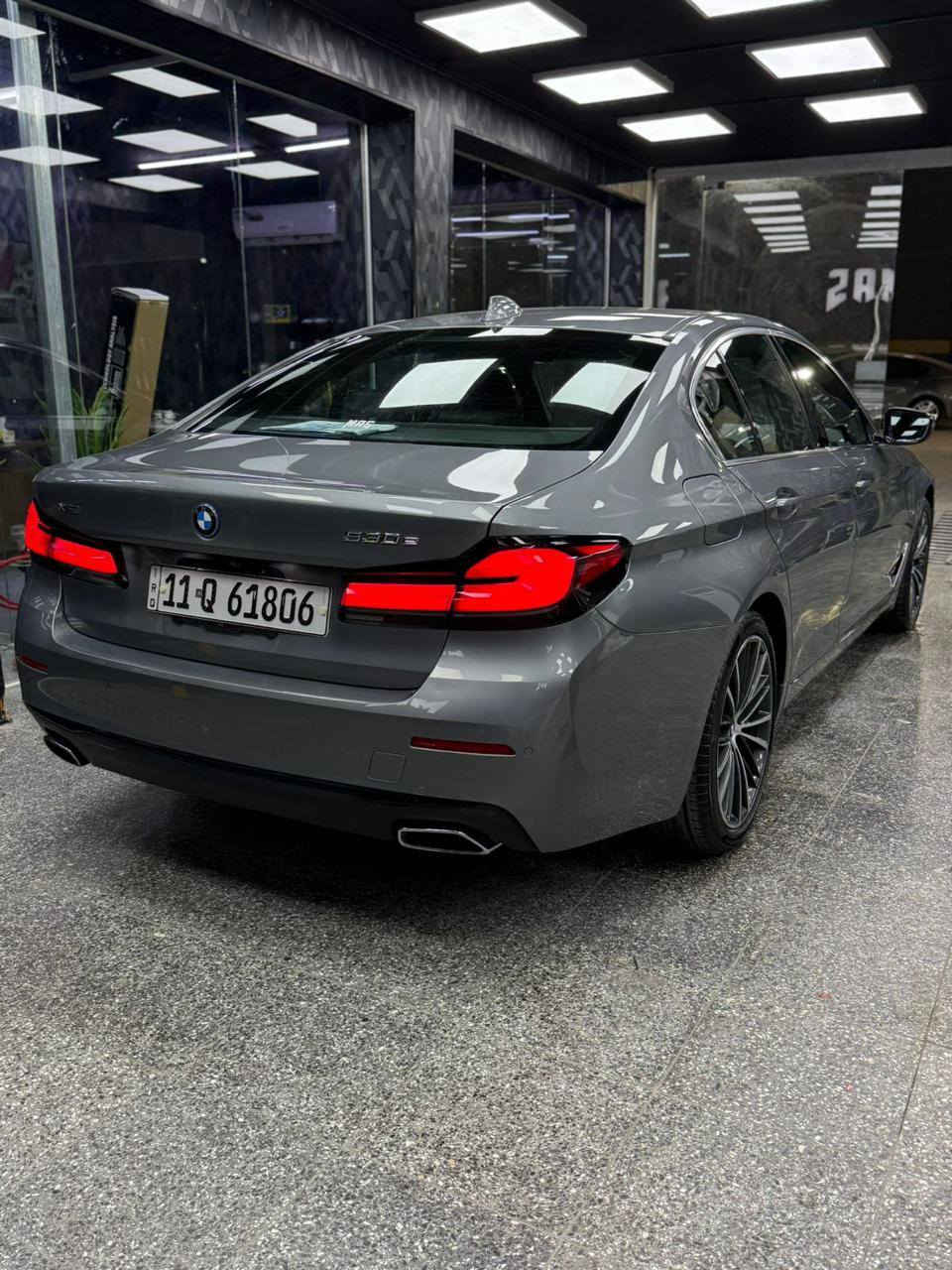 السلام عليكم  B M W فئه 530e فول الفول 1/1 هايبرد شحن بانزين بغداد مشروع وطني رقم نكليزي المحرك: بنزين 4 أسطوانات سعة 2.0 لتر (TwinPower Turbo) + محرك كهربائي (eDrive).
القوة الإجمالية: 292 حصان.
عزم الدوران: يبلغ حوالي 295 رطل-قدم (420 نيوتن متر تقريباً).
ناقل الحركة: أوتوماتيك رياضي (Steptronic) من 8 سرعات.
البطارية: سعة 19.4 كيلوواط/ساعة (في الطرازات المحدثة).
التسارع: من 0 إلى 100 كم/ساعة في حوالي 5.6 - 5.9 ثانية.
المدى الكهربائي: يصل إلى 102 كم (حسب معيار WLTP).
التصميم الخارجي:
مصابيح أمامية LASER LIGHT.
فتحة سقف.
جنوط رياضية بمقاسات مختلفة (غالباً 18 أو 19 بوصة).
حساسات أمامية وخلفية مع كاميرات 360 درجة.
أبواب شفط (Soft-close).
التجهيزات الداخلية والتقنية:
فرش جلد طبيعي عالي الجودة.
شاشة عرض رقمية للعدادات وشاشة تعمل باللمس للمعلومات والترفيه (iDrive).
نظام صوتي فاخر.
إضاءة داخلية محيطية متعددة الألوان.
تدفئة وتبريد للمقاعد الأمامية.
شاحن لاسلكي للهاتف.
تحكم مناخي منفصل (تكييف أوتوماتيك متعدد المناطق).
أنظمة الأمان والسلامة:
نظام رادار أمامي للتحذير من التصادم.
نظام الحفاظ على المسار (Lane Keeping Assist).
نقطة عمياء (Blind Spot Detection).
نظام الكبح التلقائي للطوارئ.
السعر مناسب جدا  العنوان بغداد حي الاعلام قرب شركة الببسي ***********
