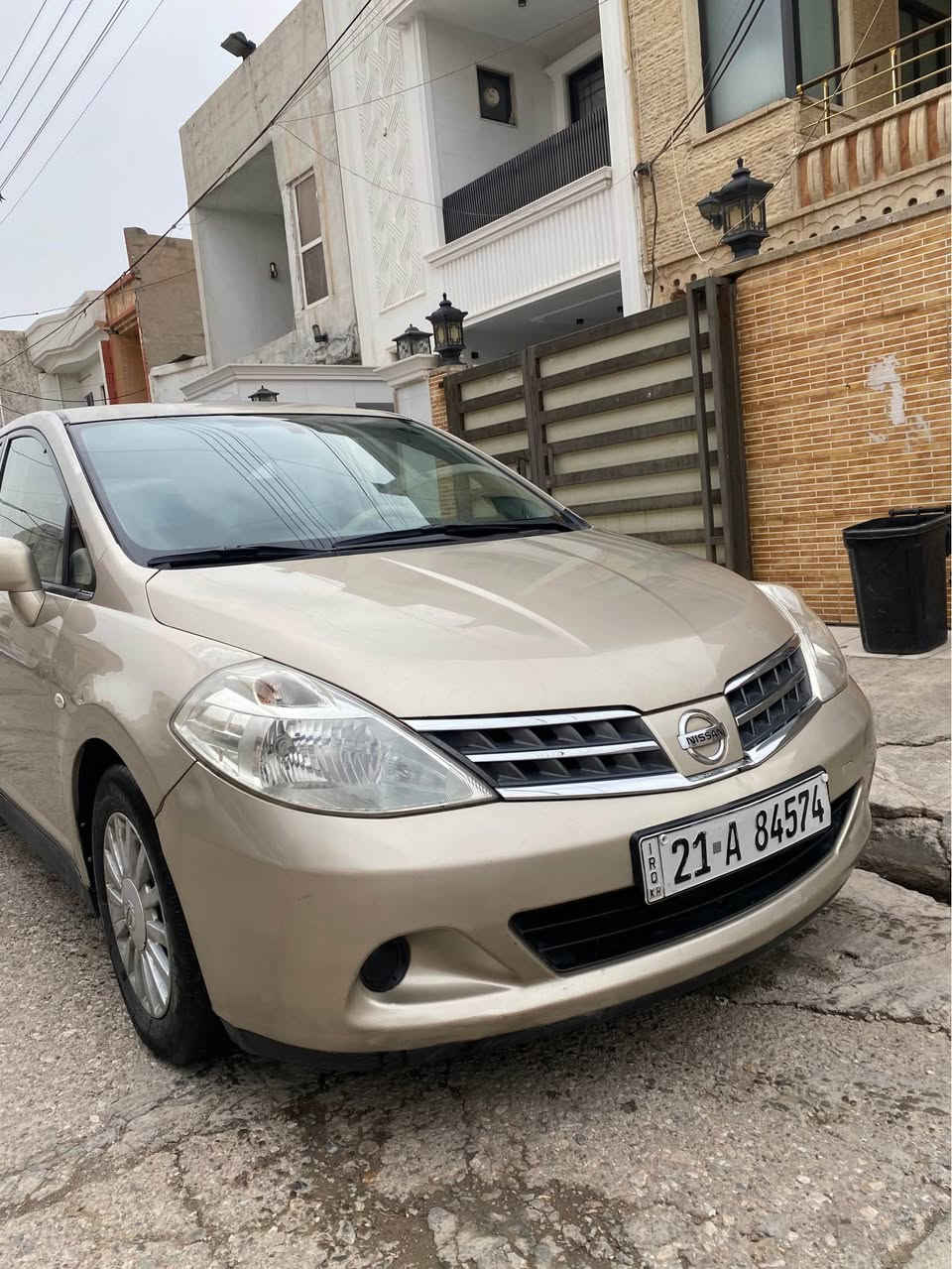 نيسان تيدا رنگ بروزى واته ذهبى 2009
دووبستى سبوخه به بئ ده حم بئ ليدران بستيك جاملخى پشته وه نيوبست سه قفى لاى سكن سه رجامه كه ى گيرومكينه ى به شه رته به ناوى خؤمه سعرى 84 وه ره قه يه له هه وليرم *********** أربيل, العراق
