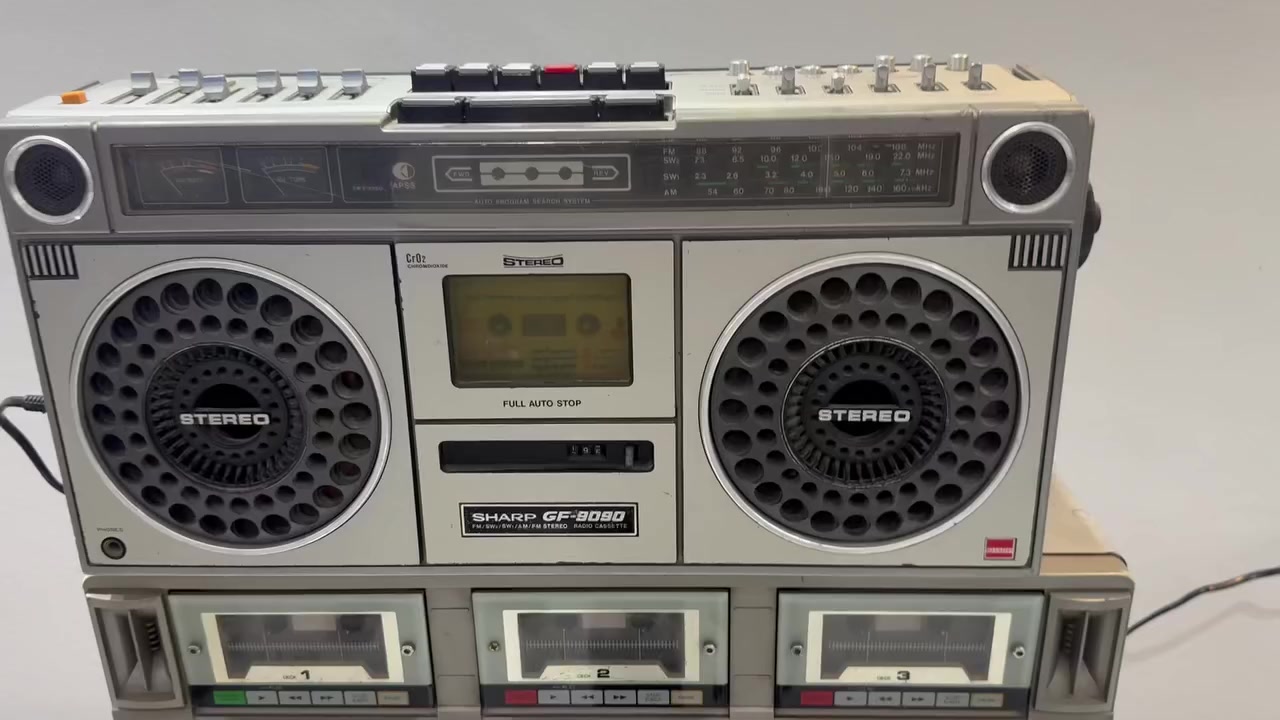 هذا الجهاز هو راديو كاسيت ستيريو كلاسيكي من نوع Sharp GF-9090، (شارب ) وهو يعتبر قطعة لهواة جمع الأنتيكات والمقتنيات القديمة. 
يتميز الجهاز بتصميم عتيق مع مشغلات أشرطة كاسيت وموالف راديو (FM/SW/AM).
يحتوي على نظام بحث تلقائي عن البرامج (APSS) ومؤشرات مستوى الصوت (VU Meters).
يحتوي على مكبرات صوت ستيريو مدمجة ومخرج لسماعات الأذن.
يمثل قطعة ديكور كلاسيكية بالإضافة إلى كونه جهاز صوتي. نضيف جدا (السعر 80 الف )


**إذا كنت صاحب هذا الإعلان وتريد حذفه لأي سبب، رجاءا أرسل رسالة إلى الدعم الفني**