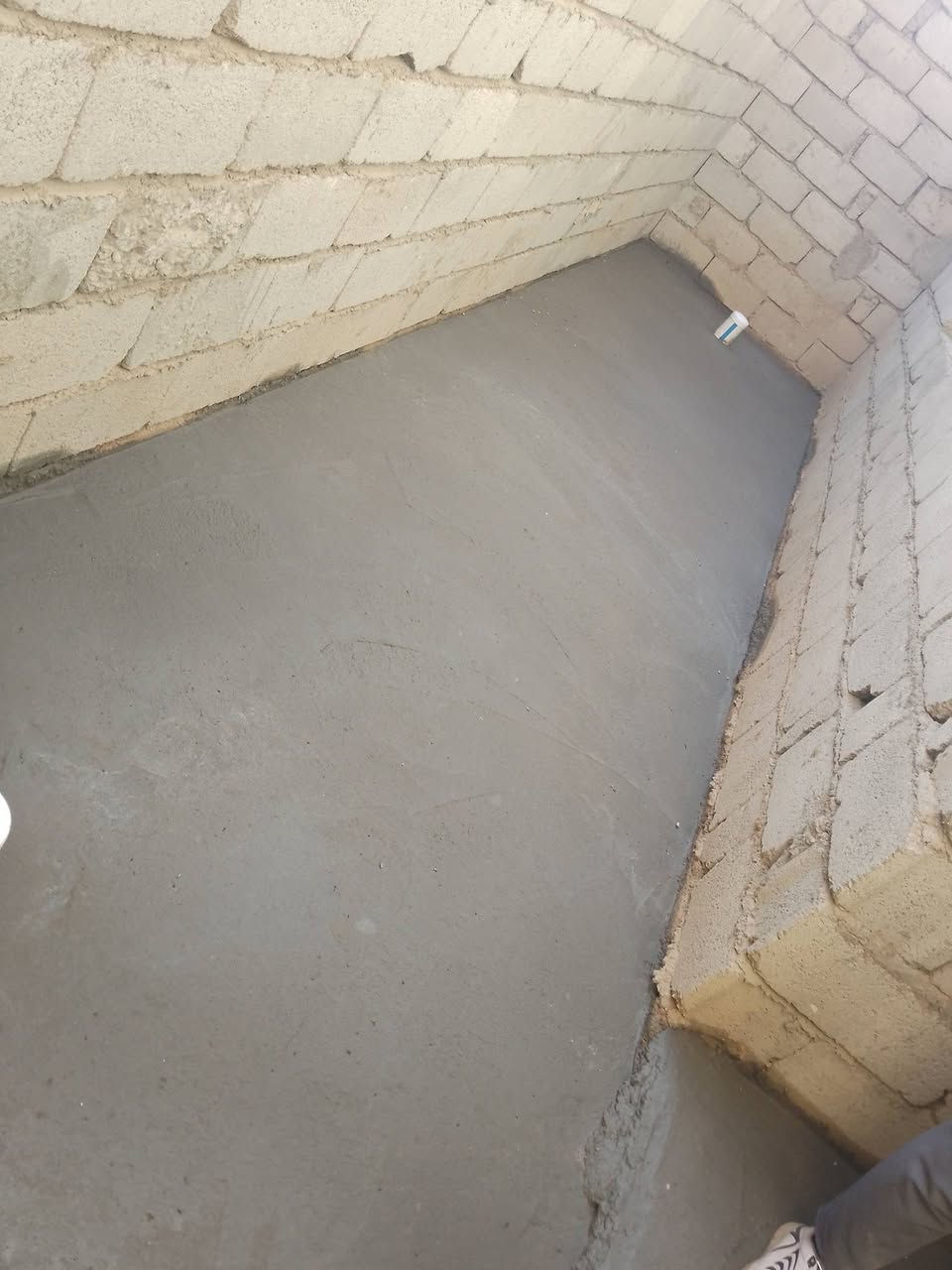 سعر المتر بناء
350 بناء بلوك نقد 
400بناء بلوك قسط 
450 بناء طابوق احمر نقد 
500بناء طابوق  احمر قسط 
400بناء طابوق اصفر نقد
450 بناء طابوق اصفر قسط 
مواصفات درجة أولى 
المقدمة نصف المبلغ 
والنصف الثاني يقسم على 36 شهر
يتم حساب  مساحة البناء حسب الخريطة
مواصفات البناء 
1.تسليح الأساس شيش 16ملم وصب سمنت مقاوم 
2.الكهرباء أسلاك سعودي او اردني والمجاري الشريف المصري او البركة 
3.الارضية بورسلين والجدران للصحيات سيراميك 
4. الابواب الداخلية تركي والاستقبال والمطبخ قاصة
5. ⁠الشبابيك بي في سي 
6. ⁠لبخ الخارج سمنت والداخل جص وبورك 
7. ⁠الواجهة لبخ وتطعيم وصبغ
8. ⁠تجهيز سخان وماطور ماء وخزان ماء‏‪***********‬‏
