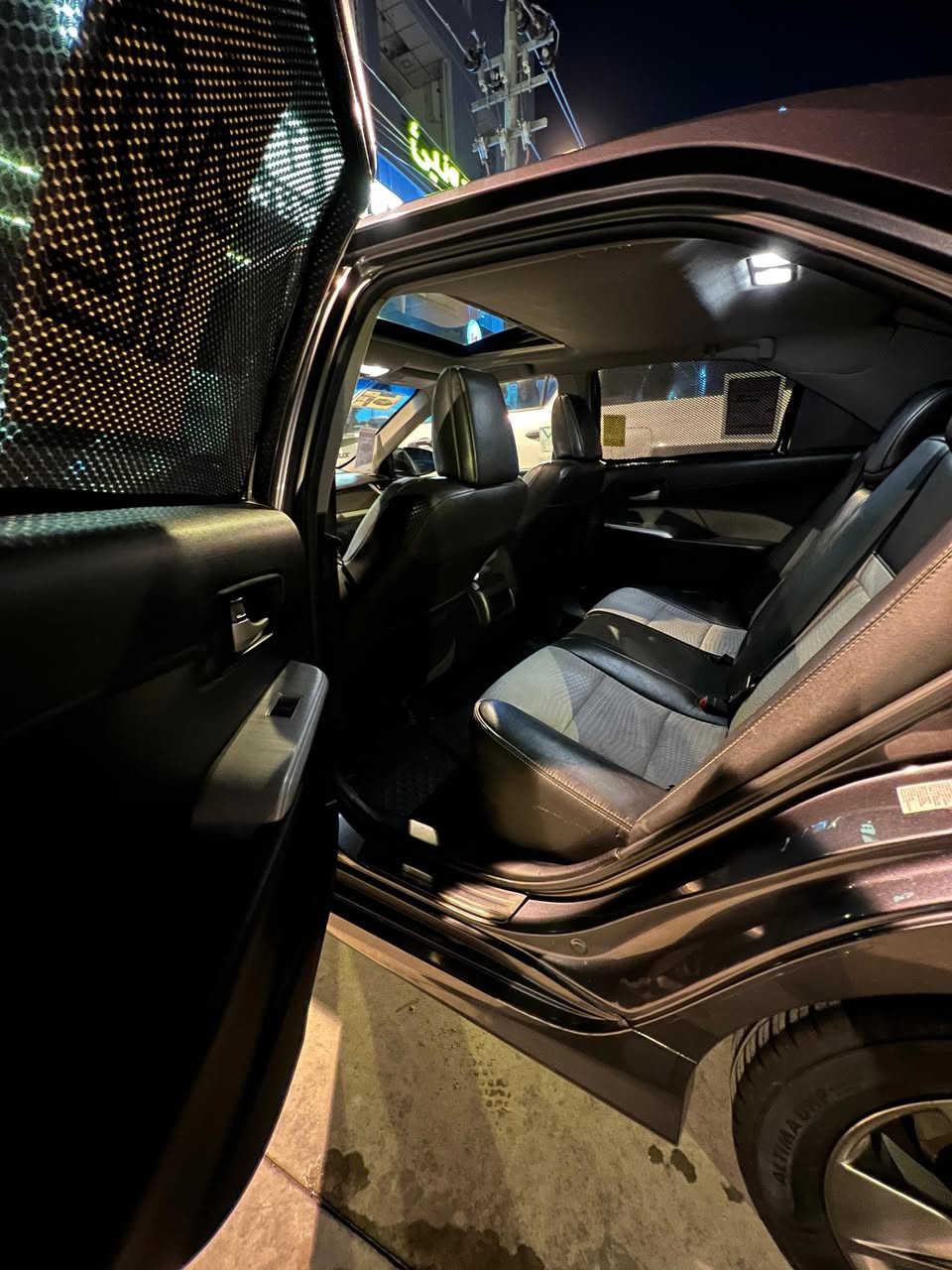 السلام عليكم اقره التفاصيل بل كامل اذا عجبك اتصل 👇للبيع: تويوتا كامري 2012 SE
فول مواصفات  بارنوما فتحة سقف 
رقم سليمانيه الجديد بسمي قبل أسبوع حولتهه كله جديد

--- تفاصيل السيارة:

ماشية فقط 70 ميل – شبه جديدة

فول مواصفات +  (فتحة سقف 
كشن كهرباء 
بصمه تشغيل
بصمه بوب 
السيارة خالية من الضرر فقط جاملغ كلير أمريكا 

فقط بخ (رش) – بدون أي صدمة أو شاصي

---

 مواصفات تويوتا كامري 2012 SE V6 المواصفات الكاملة:

 المحرك والأداء:

محرك V6 سعة 3.5 لتر

قوة 301 حصان

قير أوتوماتيك 8 سرعات

نظام دفع أمامي (FWD)

تبديل سرعات من المقود (Paddle Shifters)

نمط قيادة رياضي + عادي + اقتصادي

 الراحة والداخلية:

مقاعد جلد رياضية مع تطريز رصاصي 

مقاعد أمامية كهربائية

فتحة سقف

شاشة كبيرة وسطية تعمل بال كار بلي 

تحكم كامل من المقود

تشغيل بصمة + دخول ذكي

 السلامة والتقنيات:

كاميرا خلفية + حساسات أمامية وخلفية

نظام تثبيت السرعة الذكي 

وسائد هوائية كاملة

نظام مراقبة ضغط الإطارات (TPMS)

 الخارج

جنوط ألمنيوم مقاس 19 إنج

مخرجين عادم مزدوجين (Dual Exhaust)

 السيارة جاهزة بالكامل، ما تحتاج أي صرف أو تصليح
 بإمكانك المعاينة والاتصال بأي وقت علق يجي السعر 

رقم صاحب سيارة***********
ملاحظة بس الجناي يتصل كلشي موضح بل منشور تحياتي للجميع
