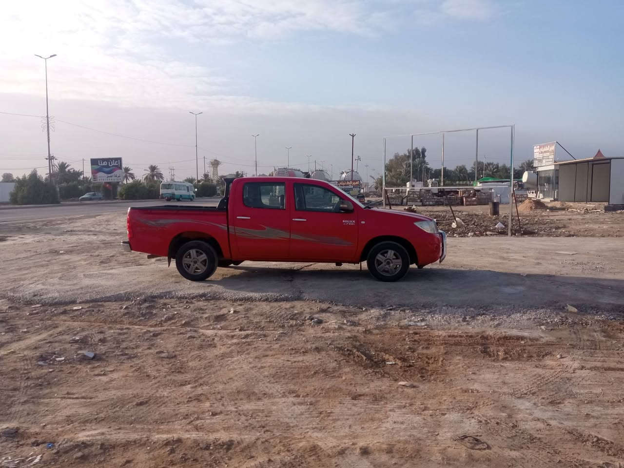 للبيع تويوتا هايلكس دبل قماره موديل 2011 بيه صبغ بدون ضربه بيه بارد كير عادي ***********,,***********
