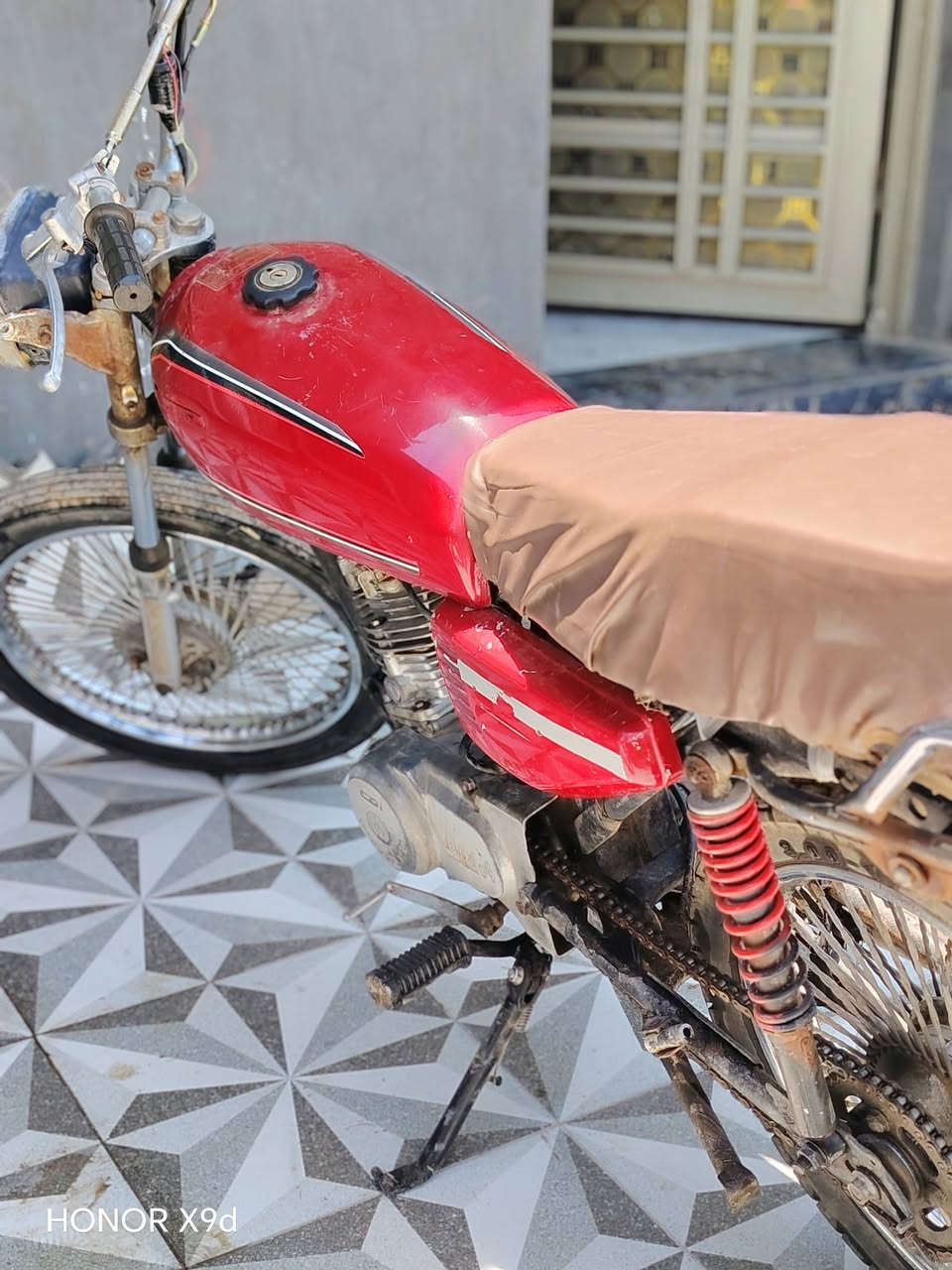 السلام عليكم دراجه للبيع مكينه حلوه ونضيفه اليريدهه يجي خاص مناسبه مال واحد يروح ويرجع بيهه لشغل المكان بابل الحمزه الغربي ***********
