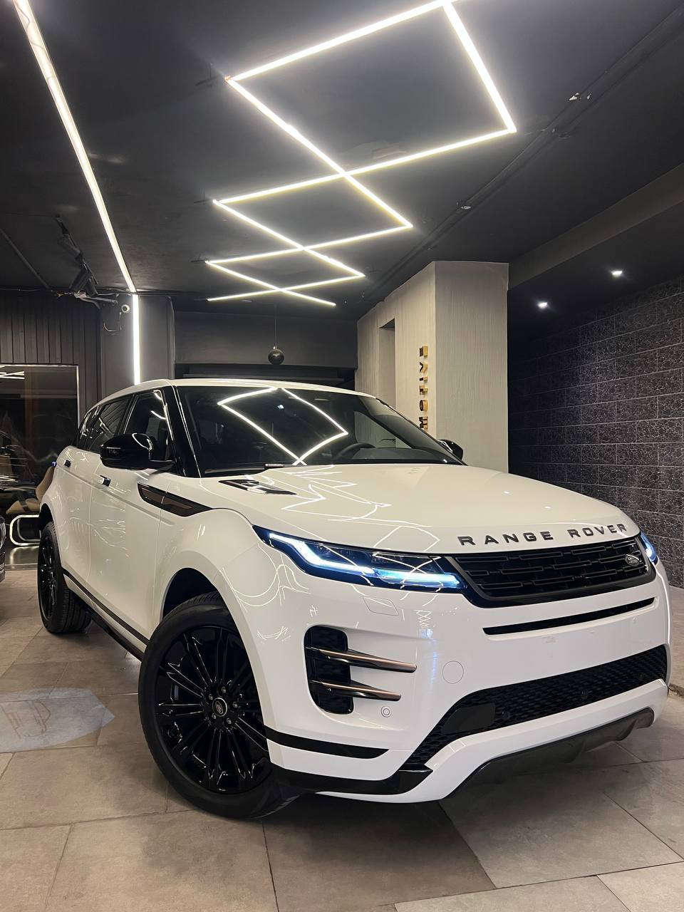 Range Rover Evoque
P160 R-Dynamic 
model 2025 
zeroo 
Keyless start 
Meridian sound system
LED & Auto Headlights
Adaptive Cruise Control
Apple CarPlay & Android Auto

سقف بانوراما 
جنوط 20 انش 
كراسي كهرباء + ميموري 
كاميرات 360


**إذا كنت صاحب هذا الإعلان وتريد حذفه لأي سبب، رجاءا أرسل رسالة إلى الدعم الفني**