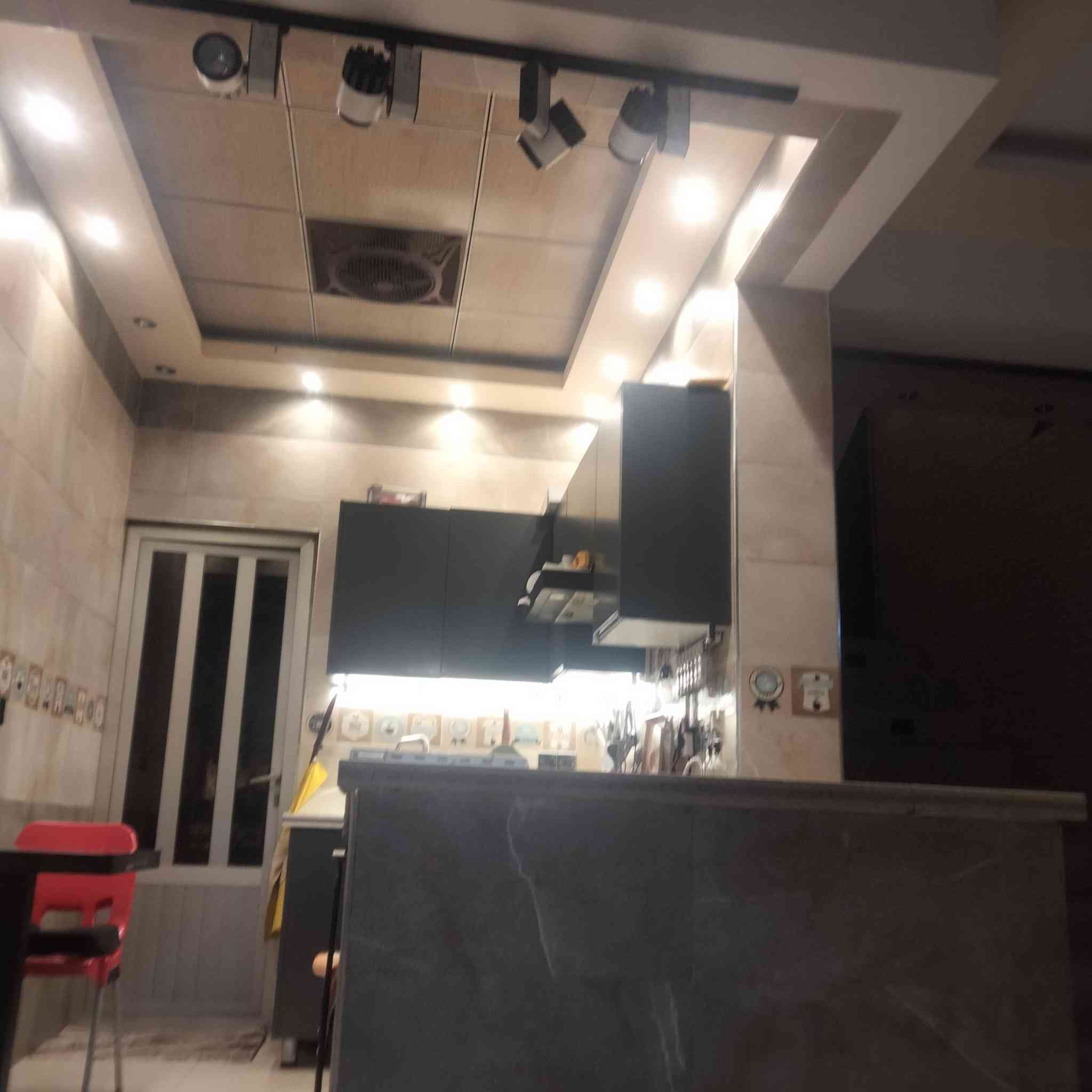 السلام عليكم بيت 50متر3غرف صاله اومطبخ اوحمام 2 يحتوي على 3طوابق اراضي مجلس النواب طابو صرف ***********
