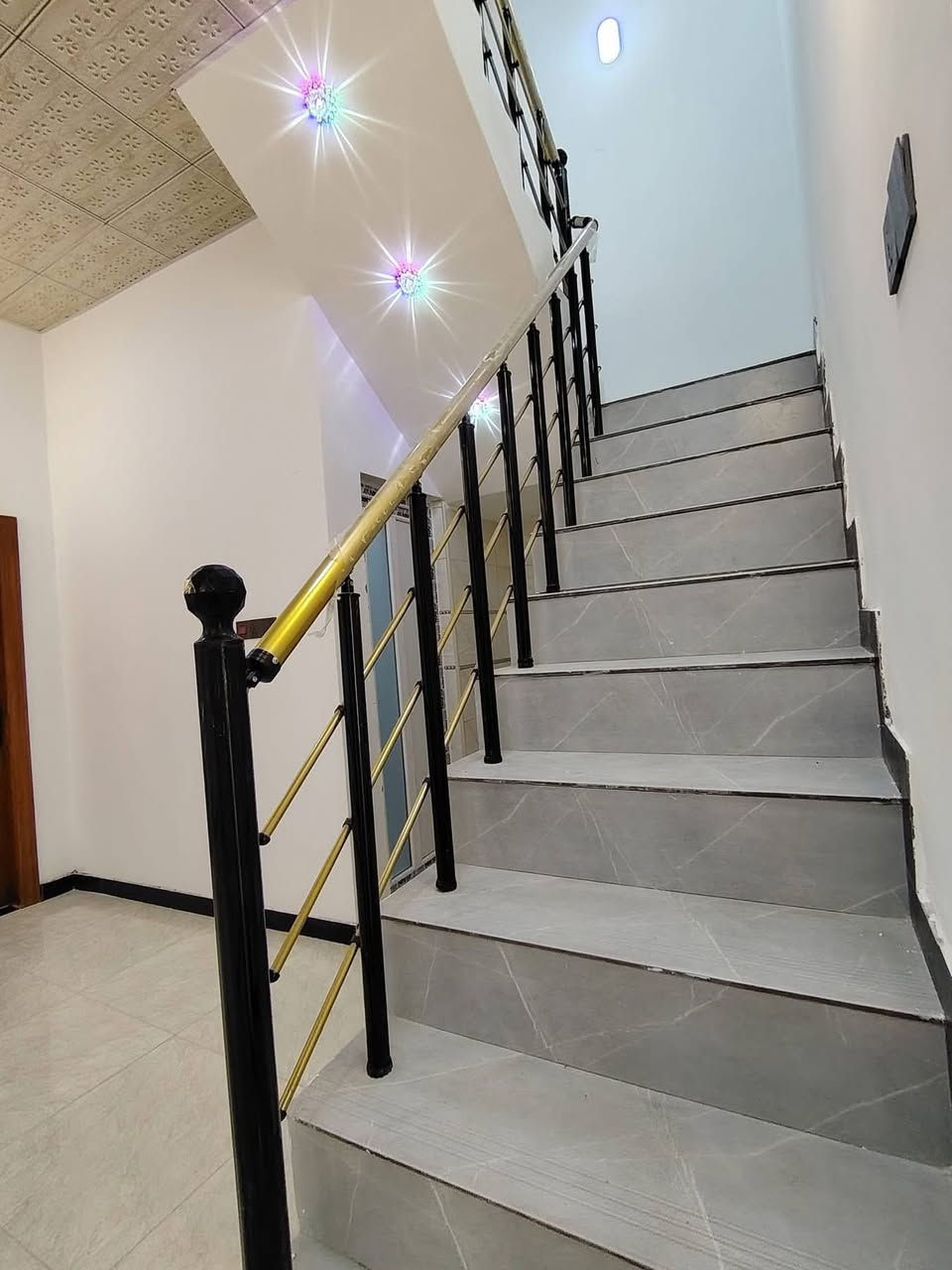 دار سكن للبيع 🏠

تستلم دارك عند المكاتبة مفتاح 🔑

تصميم مميز ملكي ( أكيد أجمل من التصوير )

#المساحة :: 120م 

الدار يقرب من السايدين الداخل 300م

#العنوان :: إبي الخصيب - الصنكر - قرب مازن سنتر .

#يحتوي :: كراج . استقبال . مطبخ . صحيات خارجية .

صالة . درج . صحيات داخلية . غرفتين منام . مناور .

…………….

ملك صرف زراعي عراقي نموذج 25

…………….

#السعر_المطلوب :: 77 مليون قابل للتفاوض .

…………….

#علماً / دار ثاني بجوار هذا الدار جاهز وبنفس التصميم .

……………

#للأستفسار :: ***********
