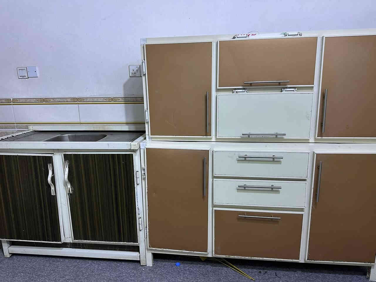 كاونتر مطبخ بطول متر ونص

مع سنك بطول 1.20 متر

الحالة جيدة ، فقط يوجد تآكل بسيط بالسنك نتيجة الاستخدام (موضح بالصور).

🔹 الكاونتر كان مشتَرى سابقًا بدون سنك بسعر 300 ألف

🔹 السعر المطلوب الآن للكاونتر كامل مع السنك: 170 ألف فقط

📍 الموقع: كربلاء – الحولي 100، نزلت المدرسي

📞 رقم الاتصال: ***********

للاستفسار الجاد فقط
