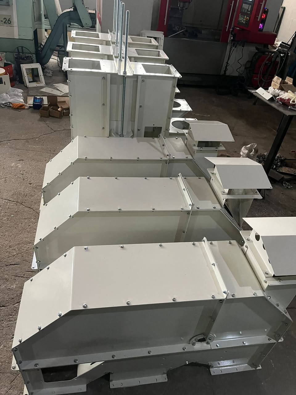 ٣ مصاعد عمودية (ابراج) اليفترات لنقل البذور والحبوب والذرة الصفراء جديده للبيع ينقصها الماطورات فقط الطول الكلي ٩٠ متر وعرض ٤٠ سم مع الحزام والطووس سعة النقل ٩٠ طن بالساعة بسعر مغري جدا وجاهزة للتحميل مباشرة ...للاستفسار الاتصال على الأرقام التالية 
***********
***********
