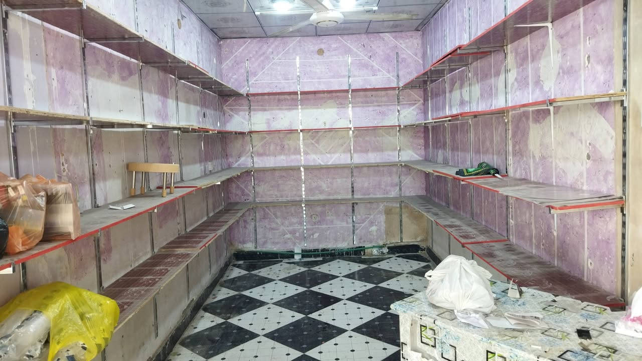 رفوف للبيع 
السكه حديد والتعلاكه حديد الرف خشب ابلوك امفصل ع عرض 30سم طول الرف الواحد 13متر 
والحديد ارتفاع مترين والعرض متر 5قواطع صارن عله اب725
قيم بل يرضي الله وخذهن ***********
