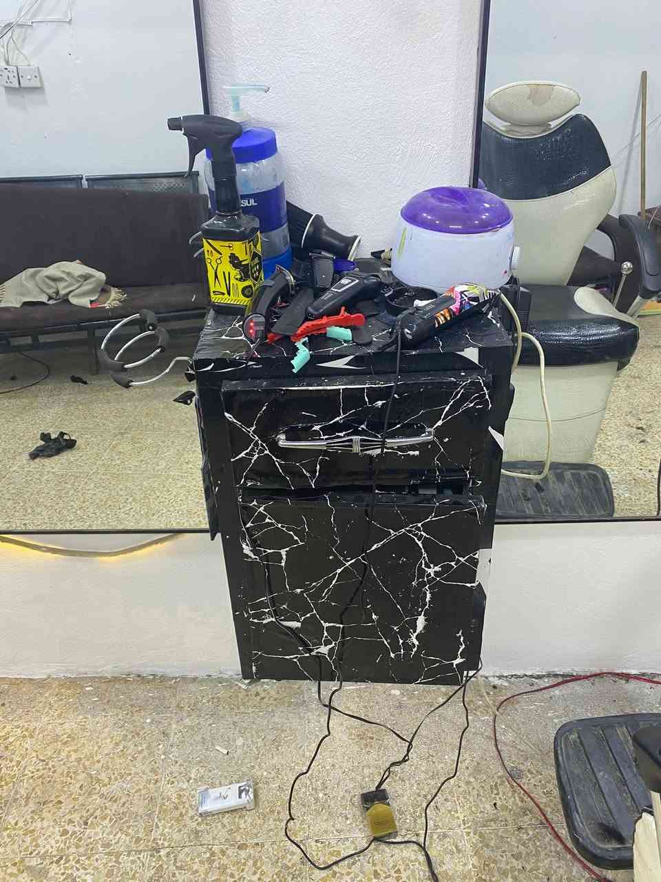 ميز حلاقه مال حلاقين
امريات خلفيه 
 المنيوم. 
***********
 زايد جام خانه حيل انضاف
