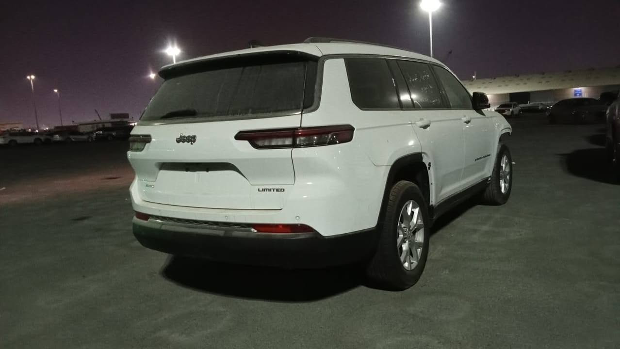 جيب گراند شيروكي فئة ( لمتد) موديل 2023 
ماشيه 17.000 km 
لون - ابيض ( استيراد شخصي ) 

السياره بدون اي حادث
السيارة بدون اي نواقص واستعمال كلش قليل 
المواصفات 

* دفع رباعي 4x4.
* قيادة ذاتية عند المنعطفات.
* رادار امامي مع مانع تصادم.
* تحذير الخروج عن المسار.
* مستشعر نوم السائق مع نظام التوقف الآلي.
* تحذير النقطة عمياء .
* نظام تحذير عند التقاطعات.
* نظام تحذير عند تجاوز السرعة المحددة.
* إنارة محيطية.
* تعديل وضعيات مقود السائق كهربائيا.
* نظام الصوت 9 سماعات Alpine.
* شاشه كبيرة 10.1 انج.
* نظام الخرائط (GPS).
* عرض خرائط الطريق على لوحة القيادة.
* لوحة القيادة بقياس 10 أنج.
* المصابيح الأمامية LED.
* كشافات الضباب LED.* دخول ذكي.
* بصمة ابواب للدخول الذكي.* تشغيل عن بعد.* الصندوق الخلفي كهربائي.
* ذاكرة لحفظ وضعيات الجلوس للسائق 
* المقاعد الأمامية كهربائية.
* السياره 7 راكب 
* انارة داخلية LED  
رقم اربيل
السعر 365 ورقه $ 
رقم التليفون ***********
