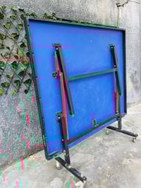 ميز منضده مستعلمه للبيع السطح مالتها بي ندبات من اللعب بس ينلعب بيها ط...