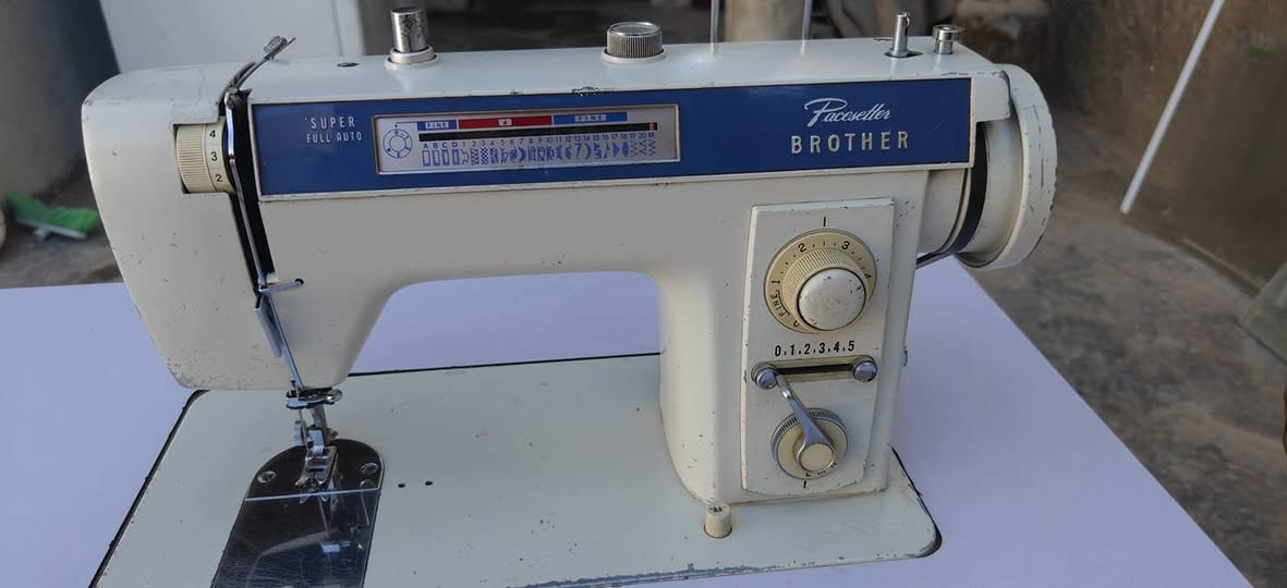 السلام عليكم للبيع مكينة خياطة ياباني  (BROTHER) شغاله شرط جديد استعمال قليل موجود وياه حتى الميز عنوان شارع المعمل براكيه السعر ( 250 الف) ***********
