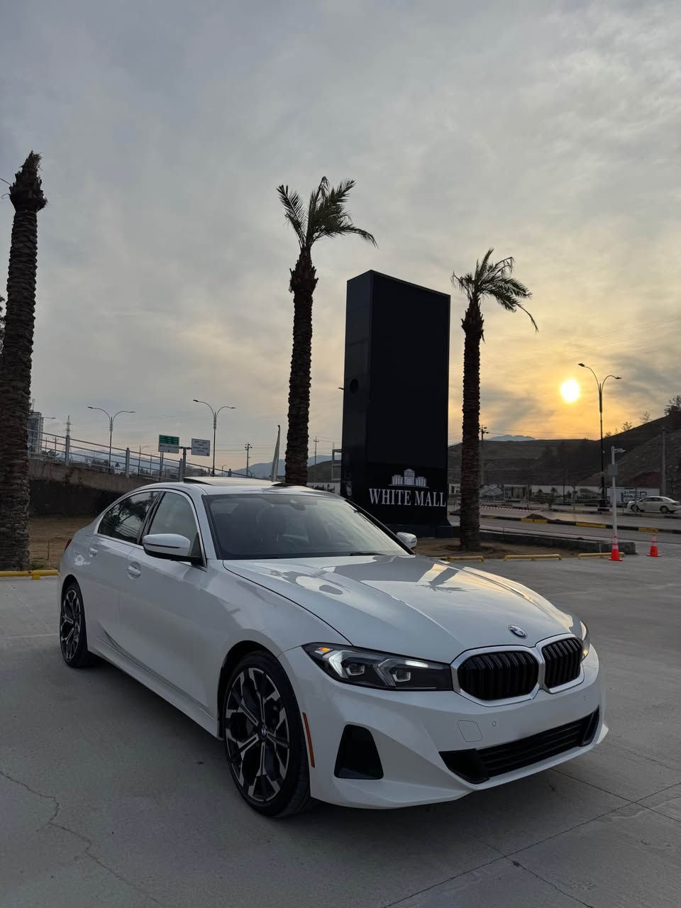 للبيع 
Bmw 330i 2025 

مواصفات السياره 

كشنات جلد، كهريائي، هيتر 
تشغيل عن بعد
٤ ابواب بصمه (دخول ذكي)تتقرب من السياره تفتح تبتعد تقفل السياره 
ليد داخلي متغير الوان (اكثر من ١٣ لون)
الشاشه تدعم الapple CarPlay ول android auto
حساسات ٣٦٠ درجه 
كاميره خلفيه 
الصندوق تفتح علي حركة الرجل 
 ستيرين هيتر 
كلوبات خارجيه كلهه ليد (الكلوبات كلهه بلاديه)
كشن خزن 
ويل قياس ١٩ اينش alloy wheel
تحذير الخروج من المسار
تنبه من التصادم الامامي
نقط عمياء 
مرايه شفط

بل نسبه ل صبغ السياره ف السياره مبيهه صبغ 
فقط عدنه ٢ قطع امبدل بلادي نفس اللون
السياره بدون دواخل بدون ايرباك 

للاستفسار 
*********** دهوك, العراق

