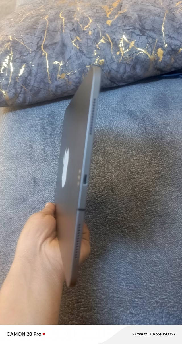 اياد  ١١ برو كامره واحده جهاز نضيف بطاريه ٩٤ ممفتوح ذاكره ٢٥٦ السعر ٥٥٠ بي مجال بسيط ***********
