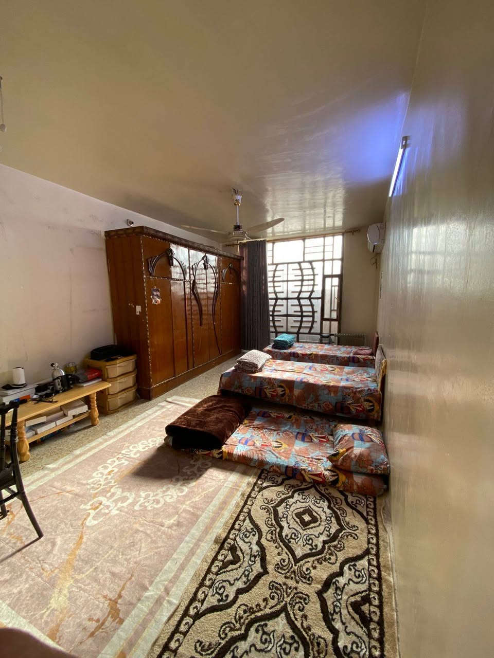 السلام عليكم
نص قطعة «(63)» متر
 في قطاع(61)طابقين ونص 
تحتوي على 3 غرف +مرافق صحية 3 +مطبخ حار+ مطبخ بارد 
للأستفسار /*********** / ***********
