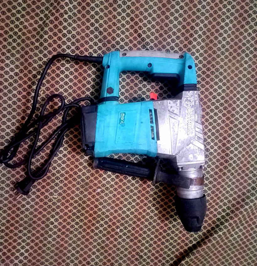 سلام عليكم
كتر حدادي ماركة تام 
نضيف سعر 75

دريل كسار كبير 
نضيف سعر 65

دريل همر + تكشير ابل لكلج ماركة توتل 
نضيف سعر 50

مكان بغداد البلديات يوجد توصيل
رقم واتساب ***********
