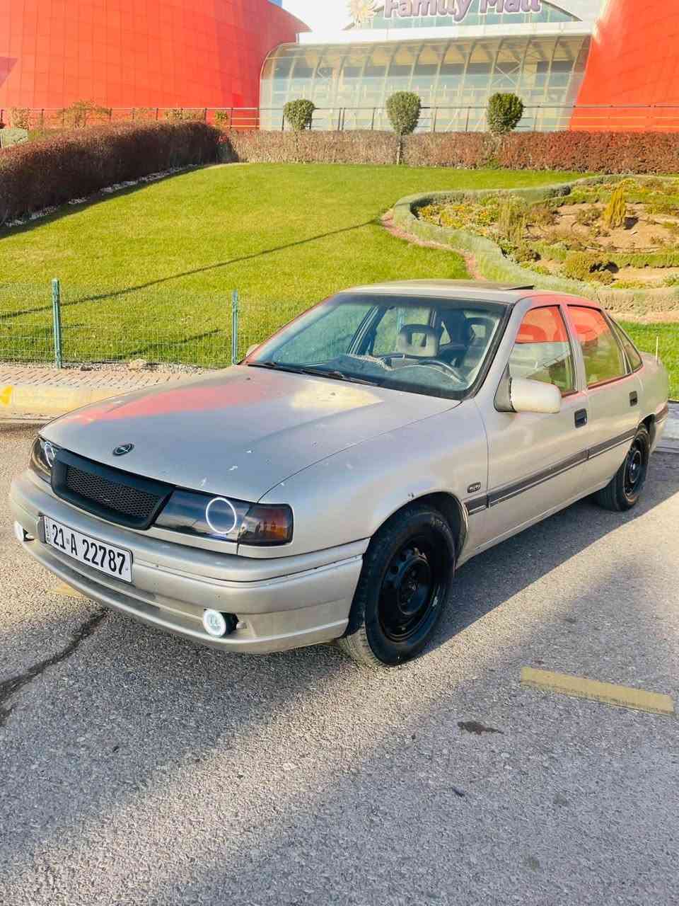 سەرەتا بەناوی خوای گەورە
ئۆپڵ ڤیکترا ی سنوق مۆدێل ١٩٩٠
سەیارەکە بیلاد خسوسیە کامل بۆیاخێکی جوان کراوە
تازە کامل پێشی داگیراوە مەکینەی تەشفیت کراوە
مەکینە ٢٠و گێڕ عادیە
سەنەوی ٩مانگە بەسەر چوە
٤تایەی تازە بۆ گۆڕاوە کامل مەسرەفی کراوە
سعری ٤٨$ و مەجالێکی برایانە
***********
لە سلێمانیم السليمانية, العراق
