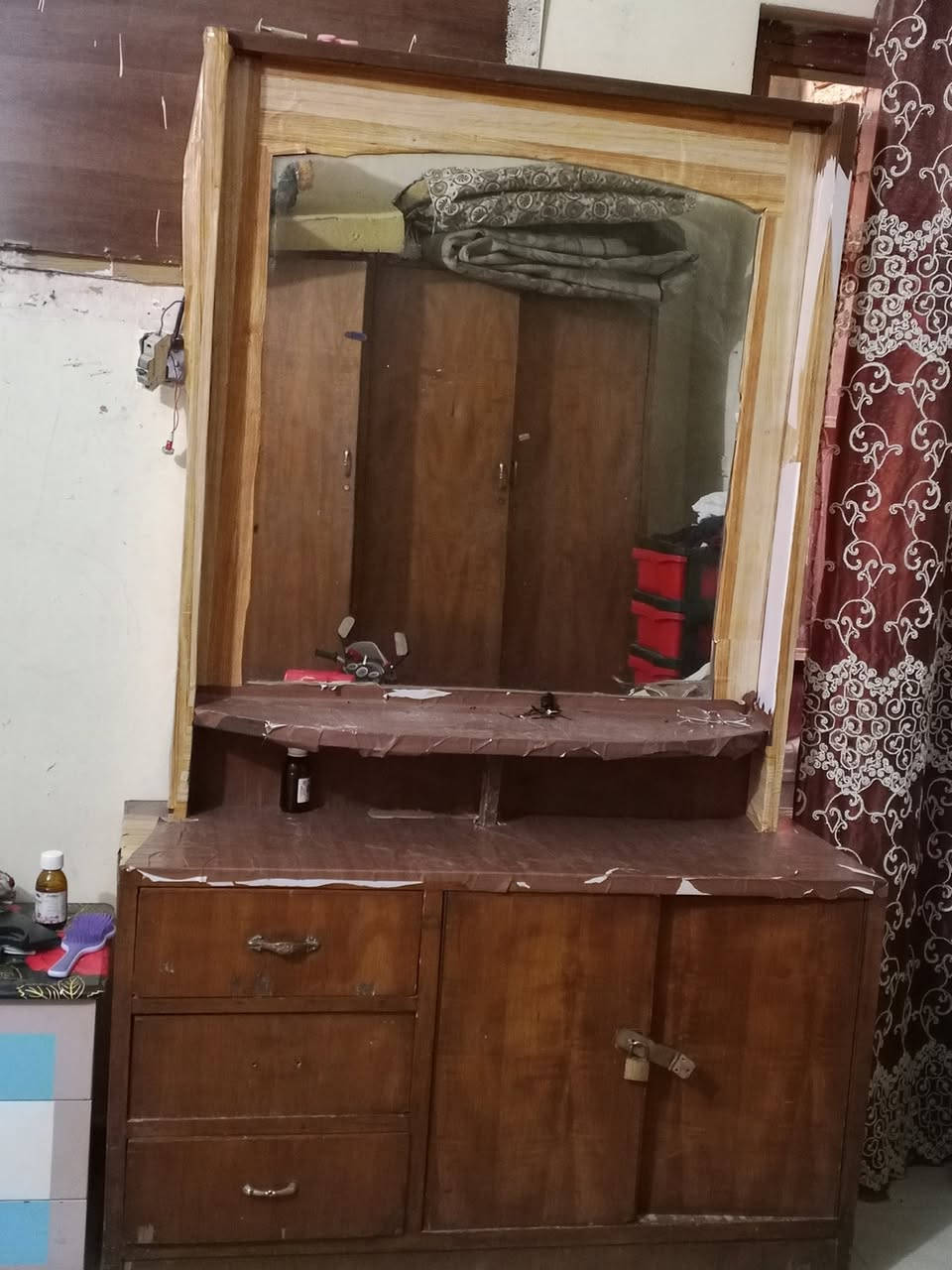 للبيع
الكنتور ابو البابين 130 وبي مجال بسيط 
الكرسي 40 
الجرارات 20 
كرسي المريض 60 
ميز المراية 20 
الصوبة 40 
الدوشك 100


**إذا كنت صاحب هذا الإعلان وتريد حذفه لأي سبب، رجاءا أرسل رسالة إلى الدعم الفني**