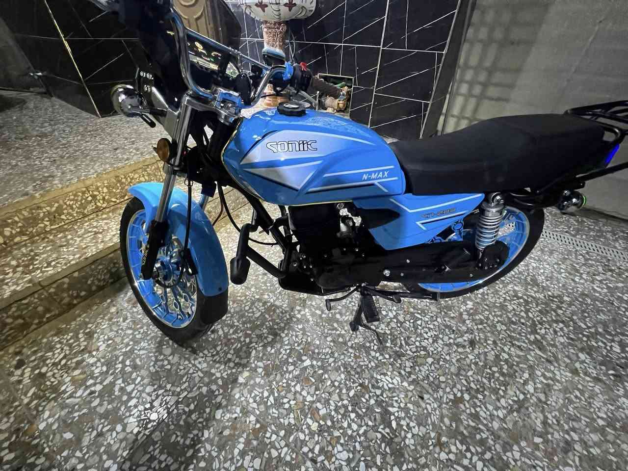 سلام عليكم
دراجه سونك 

نضيفه💯

مديل٢٥ لون ازرق سمائي 

محرك ٢٠٠ سيسي ضاغطه وزنجيل 

الممشى مالتها ٩٠٠ كيلو يعني بعدها بدهن الوكاله 
السعر ١٢٠٠ بيها مجال كلش بسيط حك الجيه
دراجه مكفوله كفاله عامه 

الرقم 📞
*********** 
موجود واتساب + اتصال
