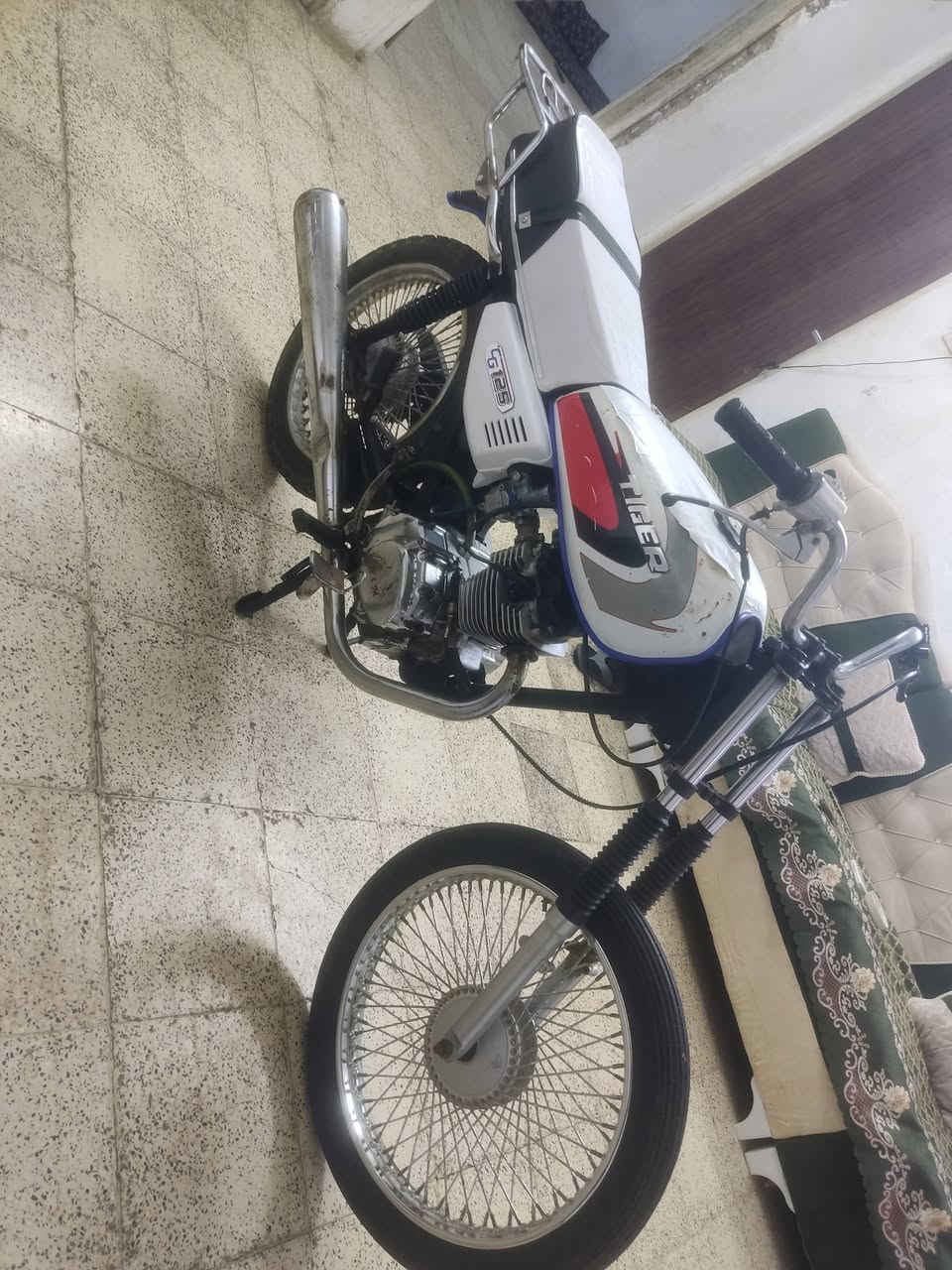 دراجة سيجي نامة موديل 18 مكينة خرسة شرط كلجات جدد اليوم شادهن شلعة ومعدل ويل كدام وتاير صار سبوع من شادهن كابريتة جديدة دوسة رجل جديدة دبلات طبة ماطور نضافة فول سعرو 220 وبي مجال مكاني حي عدن ***********
