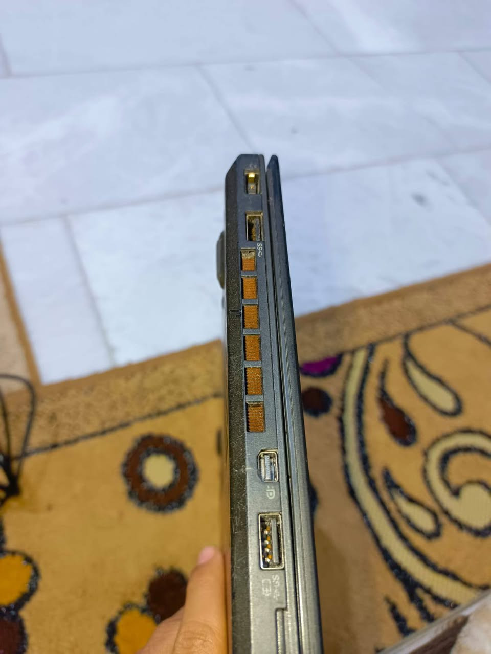 لابتوب حلو نضيف اسمه لينوڤو تنك باد  ذاكرته 256 رام 8 كيكه
كرت شاشه مدمج 128m 
معالج كور i5 الجيل 5 
ابد ما ايعلك
بيها 3مداخل USB او مدخل رام او خط او مدخل نقل معلومات او مدخل سماعه او نت
لابتوب حلوه او نضيفه بيها بس الخط الي بل شاشه ما امئثر بيها ابد 
ملحقاتها ماوس شاحنه او تحويله الى HD اذا اتريد تربطه بل شاشه 
شاشه 4k سعرها 150 الف او بيها مجال المراسله على هذا الرقم فقط وتساب ***********
