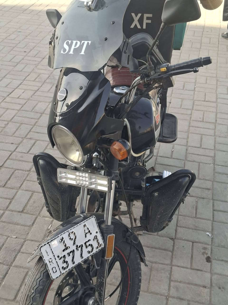 سلام عليكم
مرخصت الادمن 
دايوان 2023 اسود نضيفه 
رقم نكليزي كربلاء هزه جديده وكلشي كامله مابيها اي نقص (فقد الجاملغ الامامي طك عدي من شديت الرقم بي وتعاجزة ابدلها )  ثاني يوم تحويل وين ميعجبك مكاني بغداد الدوره 
السعر (مليونين٢و400)
بيها مجال بصيط حك جيه 
***********
متواجد واتساب ورقم
