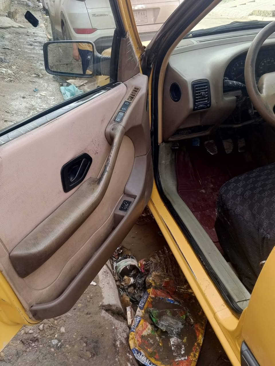 جوة السوك
بيجو GLX 405 موديل 2010  سيارة كاملة مكملة نصبتها تخبل داخلها حلو السيارة مابيها لامعجون ولا صبغ تخم تاير جديد جواها تبريد تدفئة كله شغال سيارة نشطة مكينه وكير كفالة لاتنقيص لاتبخير شلعه ومعدل خير من الله ترايها مفتوح 
مصفر هيئة وغرامات رقم بغداد تحويل ثاني يوم 
السعر : 25 وبيها مجال 
العنوان : بغداد الشعب شارع الصحه 
الرقم : *********** بي واتساب
