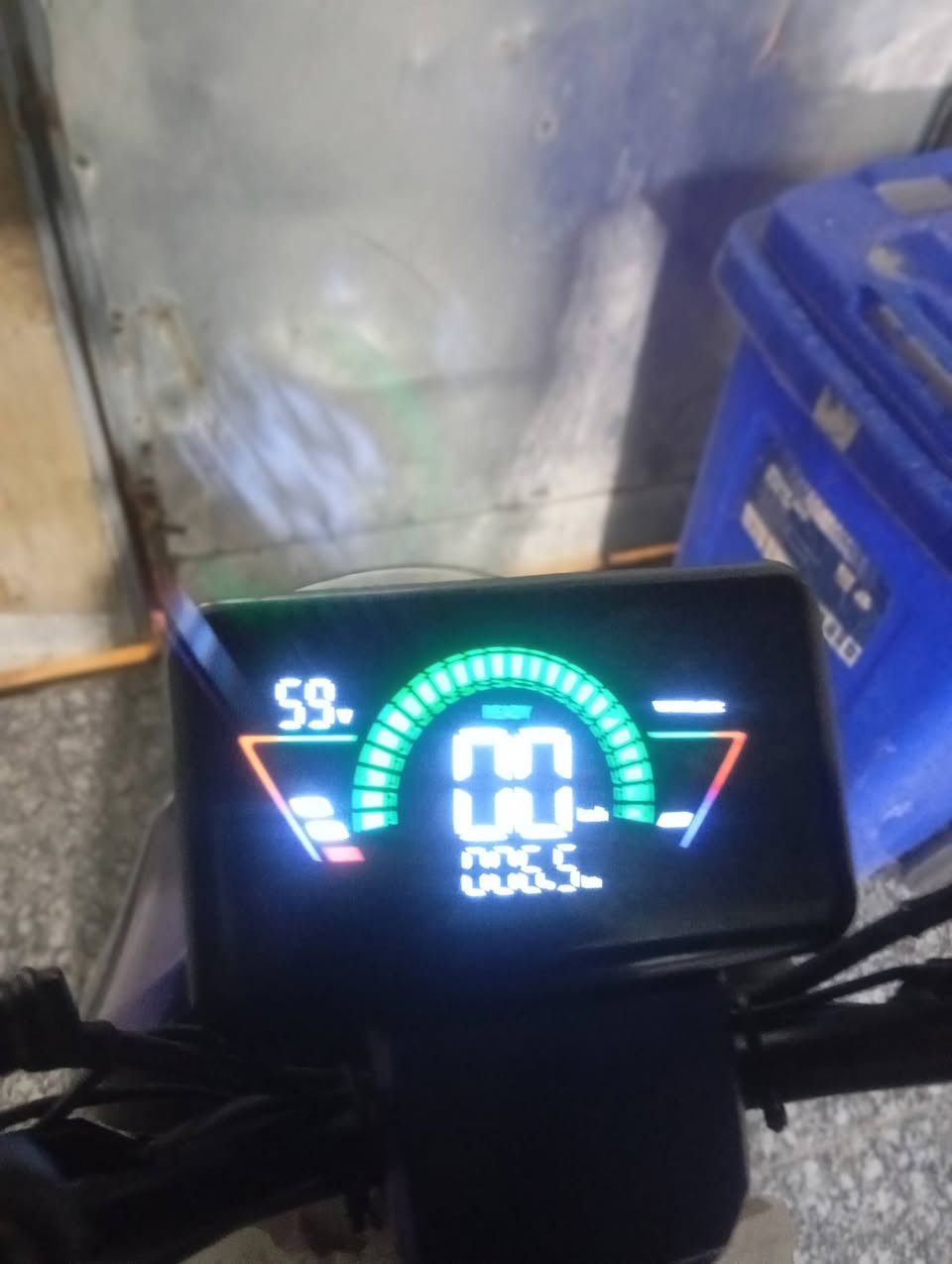 السلام عليكم دراجه للبيع ار 9 موديل 2025 بسرعه 109 حقيقي 80 ملف 1500 عنواني بصره  الزبير السعر 400 وبيها مجال رقم الهاتف *********** فقط بس واتساب
