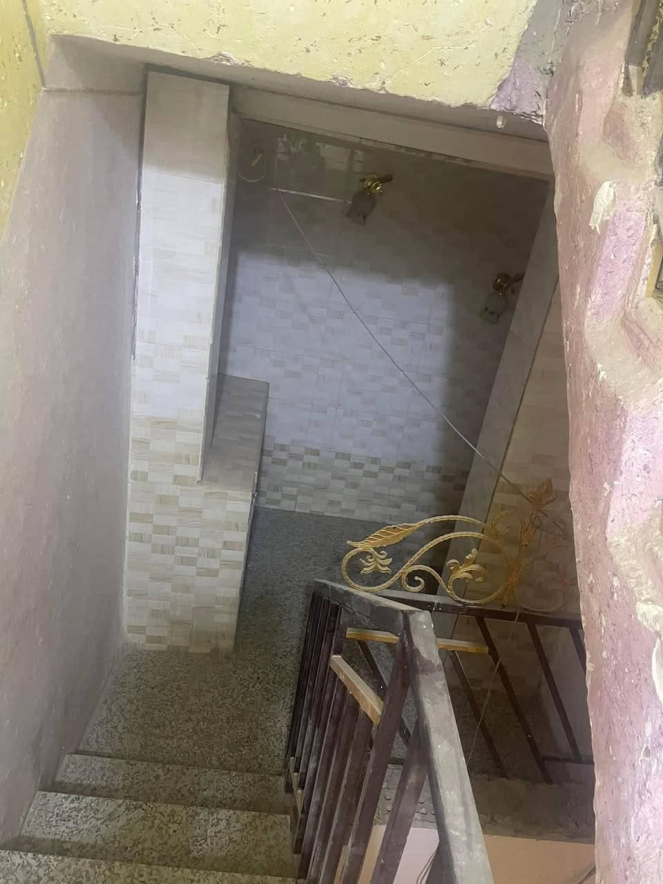 للبيع دار حي الزهراء مقابل مستوصف خوله زوين  ٧٥ م مربع واجهه ٧ م ونصف البيت نظيف جداً فرع ٦ متر ثاني بيت عن شارع الطياره طابقين الطابق الارضي صاله استقبال ومطبخ حار بارد وصحيات والطابق الثاني غرفتين نوم وصحيات السعر ١٩٥ مليون للاتصال *********** مجتبى معله او مراجعه مكتب ضي الحسن للقار النجف الاشرف حي الزهراء شارع الكيات مقابل جامع الزهراء
