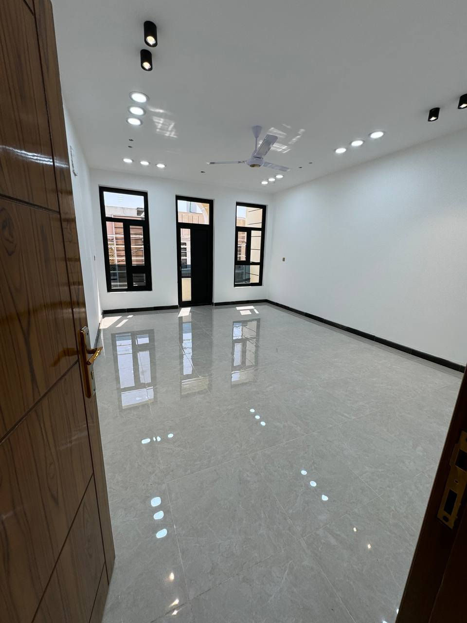 🏠دار للبيع زراعي سند ٢٥ قرار محكمه 
♦️مساحه ١٠٠م طابقين ونص 
♦️بناء درجه اولى 
🛑منطقه الدوره الرواد نهايه شارع ٦٠ قرب كليه الهادي 
🛑يتكون من 
♦️استقبال
♦️حولي 
🔻مطبخ حار+ بارد 
♦️غرف نوم عدد ٤
♦️منور 
♦️خدمات ٣

💸سعر خاص 

⛔️ الاستفسار والاتصال 

***********
