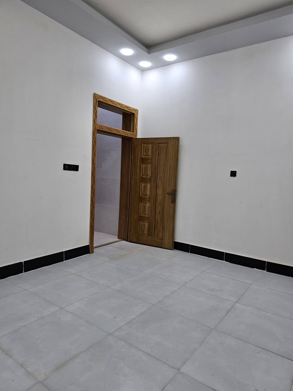 بيت للايجار في حي الوفاء المساحه 50 متر طابق واحد جديد  قريب السايدين الجامعه سعر الايجار 300 مع الماء والكهرباء للاستفسار/***********
