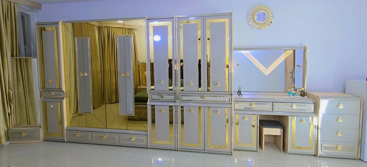 سلام عليكم غرفة  تركي ١١ قطعة خشب ثقيل 
اناره لمس جرباية مخزن برغي جوي حديد نضافة ٩٠ بل مية مكاني بغداد  متواجد بس واتساب ***********
