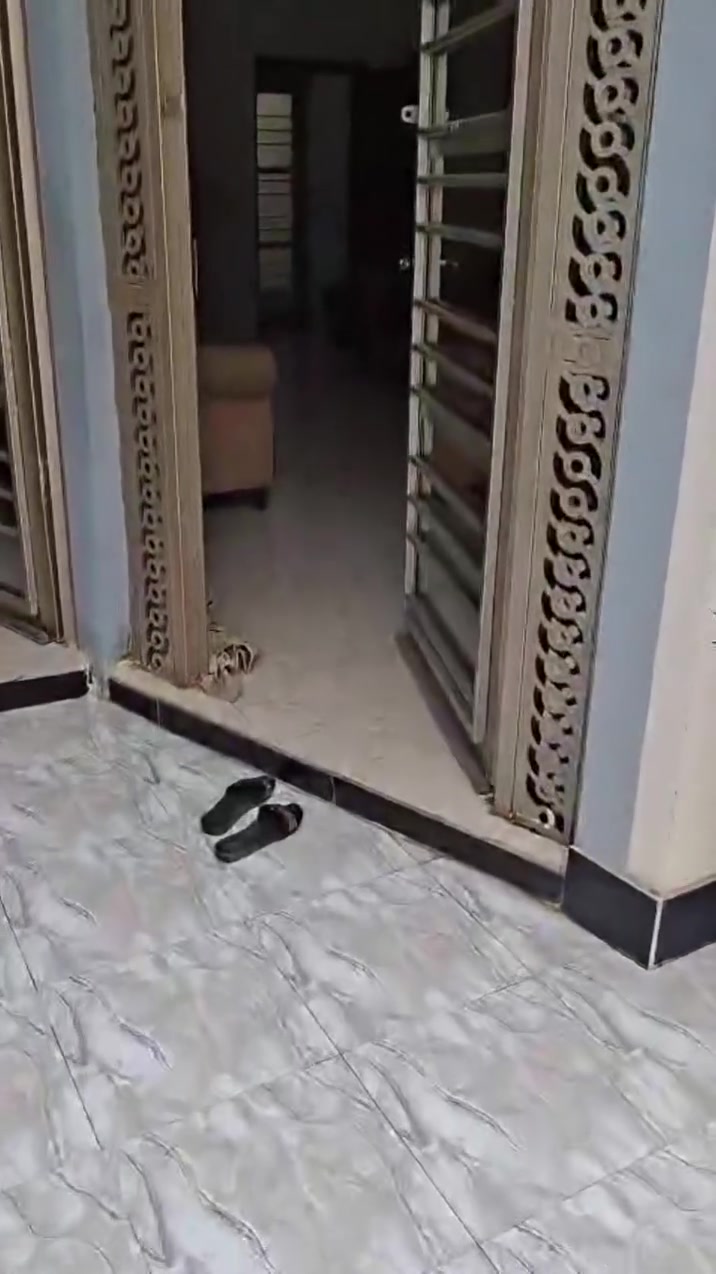 بيت المساحة ١٣٠ متر طابقين طابو صرف بناء جديد درجة اولى كامل فول في حي الحسين قريب عالشارع العام يحتوي على استقبال ومطبخ وصاله وأربعة غرف نوم وصحيات داخلية وخارجية وكراج سيارة كله بورسلين وسقوف ثانوية (مطلوب إسكان ٣٧ مليون )
ينزلن من السعر الكلي للبيت..خدمات المنطقة كاملة ماء وكهرباء وتبليط ومجاري للإستفسار مكتب الاتحاد للعقار  
*********** 
بيت المساحة ١٣٠ متر طابقين طابو صرف بناء جديد درجة اولى كامل فول في حي الحسين قريب عالشارع العام يحتوي على استقبال ومطبخ وصاله وأربعة غرف نوم وصحيات داخلية وخارجية وكراج سيارة كله بورسلين وسقوف ثانوية (مطلوب إسكان ٣٧ مليون )
