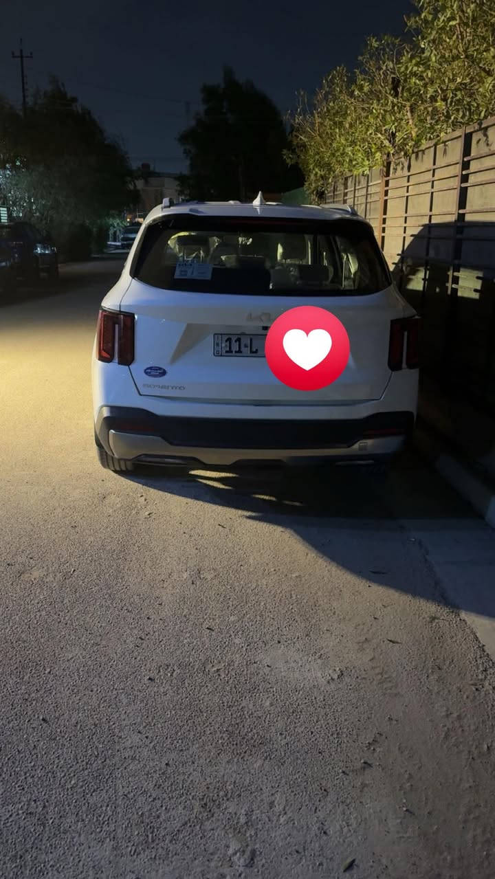 سورنتو 2024 خليجي
ماشيه 9500 رقم انكليزي 
السياره جديده جدا بيه 3 قطع بارد جدا بسيطات 
محرك 6 سلندر 
كير ماوس
داتوشو
حساسات
كراسي خلفيه كهربائي 
كراسي كهرباء 
جنطة كهرباء 
بصمة وتشغيل عن بعد
شاشة متصلة تعمل بنظام بلي كار نفيكيشن
انارة ليزرية داخلية متغيرة الالوان 
اللايت عالي ناصي زنون 
لد نهاري ليزري امامي 
بك لايت ليزري LED
هندبريك دكمة 
اوتو هولد 
درايف مود
مانع انزلاق
مساعد منحدرات
شحن وايرليس بلوتوث 
تحكمات ستيرن فول 
حساسات امامي خلفي 
كامرة دوارة
تبريد 3 قطع مع تحكم منفصل للخلف 
السيارة استيراد الشركة الدولية لوكالة كيا 
ضمان 5 سنوات
السعر 295 وبيها مجال بسيط
***********
مكانها بغداد الاعلام
