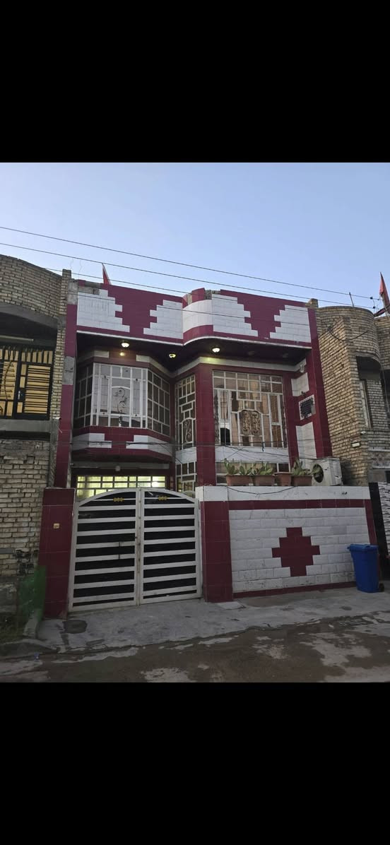 عقار البيع بغداد البلديات مقابيل ملعب الصناعه مساحه ١٥٠ نزال ٢٠ واجهه ٧ ونص البيت نضيف ***********
