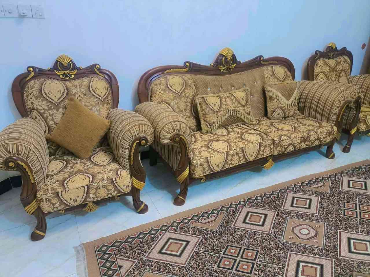 للبيع طقم جلوس ملكي مصري  10 مقاعد  🌟
✅ طقم جلوس ملكي تصميم كلاسيكي. ✅ خشب زان مصري أصلي متين وقوي. ✅ إسفنج عالي الكثافة مريح وثابت. ✅ قماش نظيف ✅ يتكون من:
كنبة ثلاثية عدد 2
كرسي مفرد عدد 4
السعر ٧٥٠ ألف

فاترينة زاوية فاخرة خشب صاج أصلي بدون اي خلل السعر  275 ألف

سيت طبلات (5 قطع) صاج  السعر 200 

📍 الموقع: الديوانية. 💰 السعر: قابل للتفاوض بالمعقول.
للاستفسار أو المعاينة يرجى التواصل على الخاص


**إذا كنت صاحب هذا الإعلان وتريد حذفه لأي سبب، رجاءا أرسل رسالة إلى الدعم الفني**