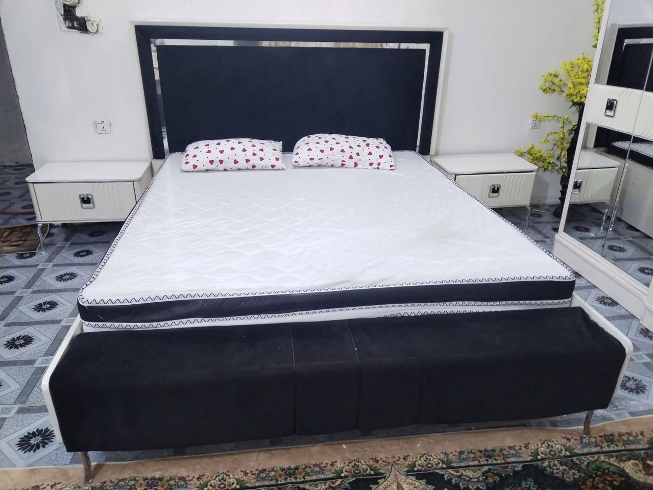 سلام عليكم غرفه نوم للبيع تركي 9 قطع نضيفه جدا صارت عليه ب 23 ورقه اريدها ب 900 مكان  بغداد البياع الشراي يتصل بلرقم ويدلل *********** وتساب موجود
