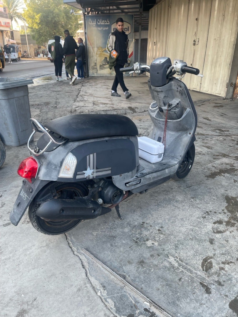 دراجة نارية قديمة موديل كيوتا بلون أسود. بحالة جيدة وتعمل بصورة جيدة. تقدملكم وسيلة نقل اقتصادية ومريحة للتنقل داخل المدينة، مثالية للاستخدام اليومي.