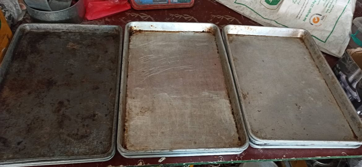 السلام عليكم من رخصت الادمن طاوليات قياس 40 في 60 البقلاوه أو الشوي نظيفات 85طاولي وقوالب كيك 35 قالب سعر الطاولي 8000 وقالب الكيك 2500 وصواني وفرن سعر الفرن 900 الف وب مجال للاتصال ***********.
