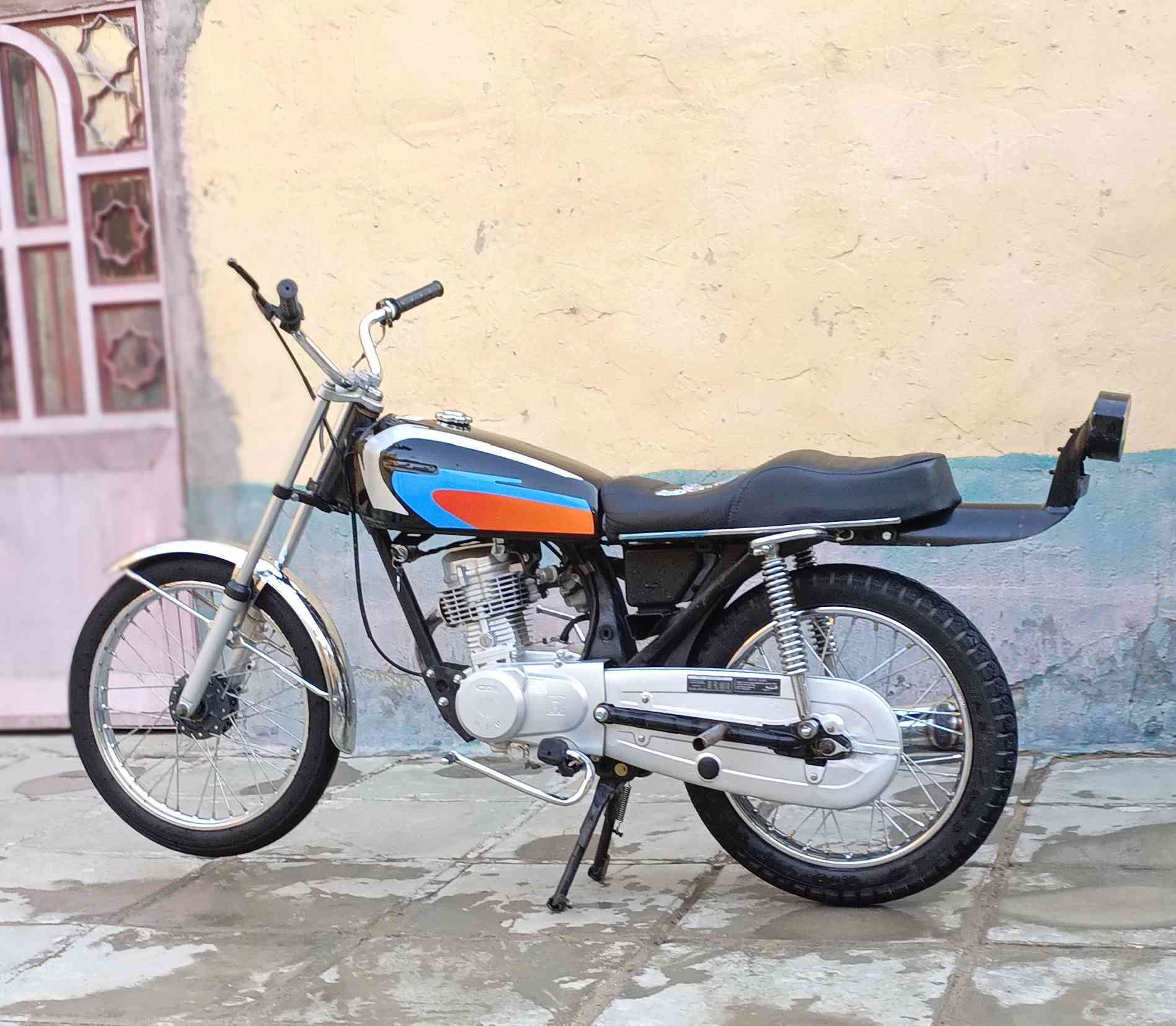 سلام عليكم دراجه للبيع دراجه نضيفه ماعايزه برغي تجي تفحص وتروح مكينه مامفتوحه ونضيفه مكاني دوانيه غماس السعر خاص أو تصال برقم ***********
