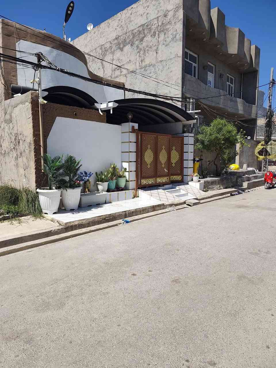 السلام عليكم دار للبيع طابو ملك صرف المساحه 140 واقع حال 160 واجه 7 ونص نزال 22 الموقع بعقوبه ام الكرفس الدار قاط واحد غرفتين فوم صاله استقبال مطبخ مجمع للستفسار ***********
