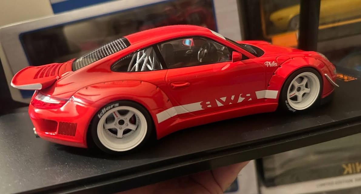 PORSCHE 911 RWB 997 🔴
IXO 1/18 
#fyp 
#diecast 
#model 
#مجسمات_سيارات 
#foryoupage


**إذا كنت صاحب هذا الإعلان وتريد حذفه لأي سبب، رجاءا أرسل رسالة إلى الدعم الفني**