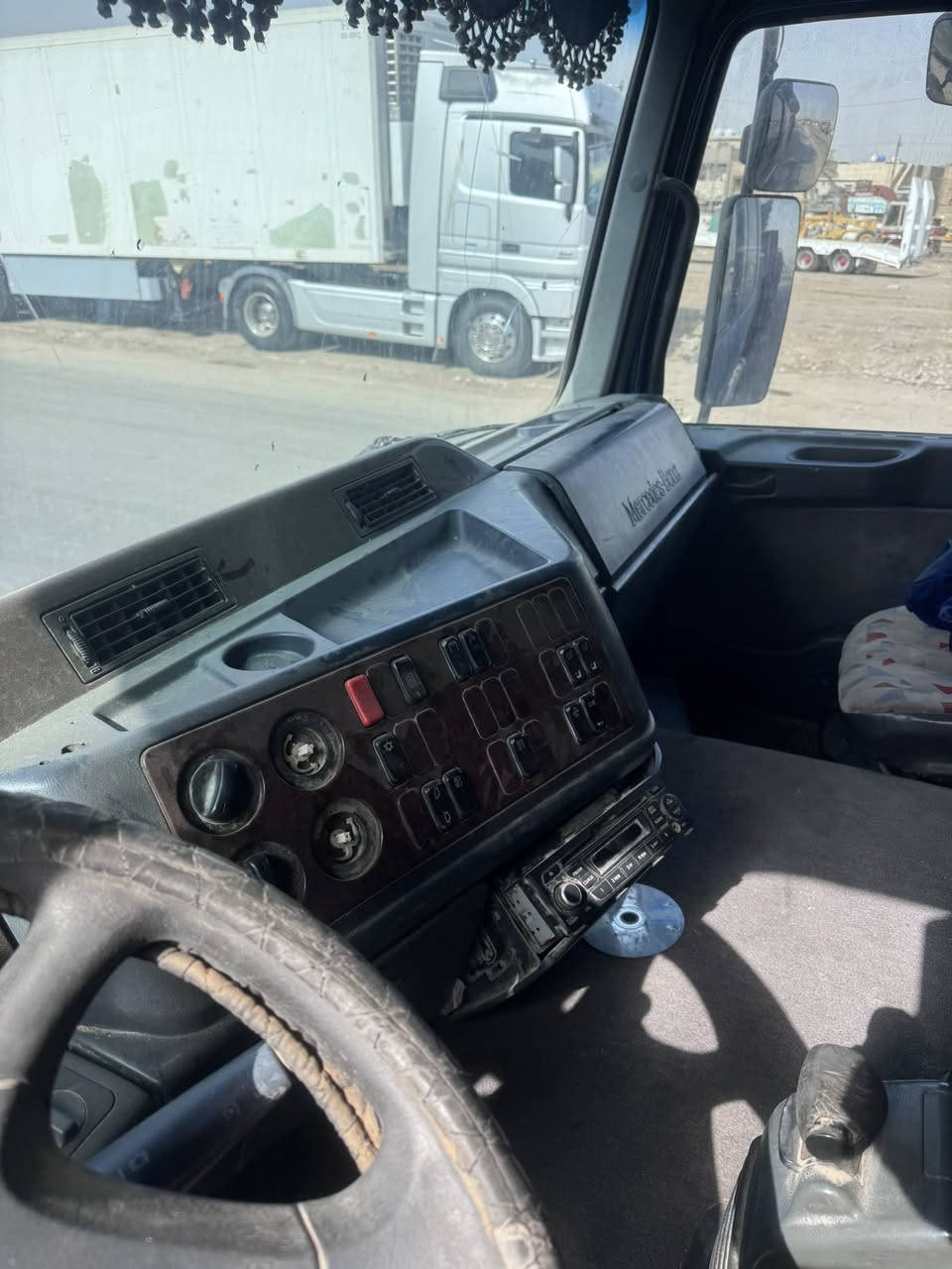 اكتروس مديل 99 سنكل دبل تاير
رقم صلاح الدين بدون اضباره ابيعه تريد الراس
او عربانه مو مشكله بيه الشراي يتصل ***********
