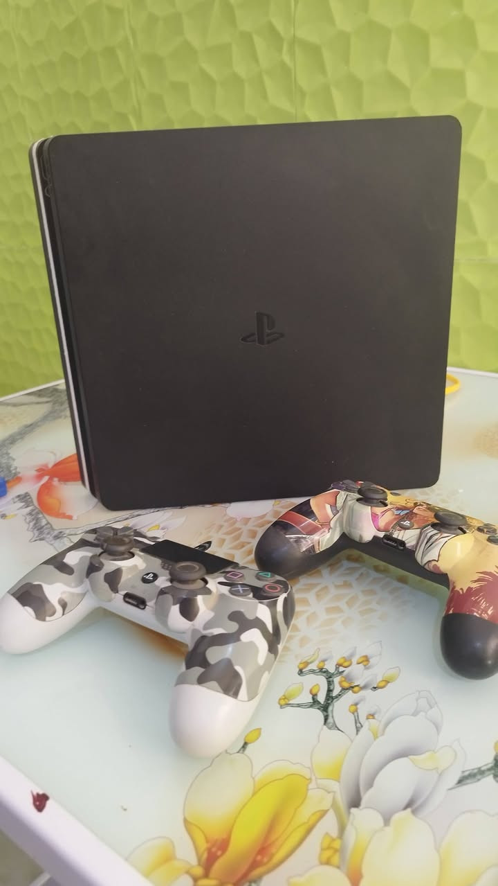 لبيع بلي 4 أونلاين
---
*🎮 للبيع بليستيشنPS4
نظام 13 

*الحالة*: نظيف كلش 100٪، استخدام  شخصي قليل وما داخل تصليح أبد  
*السعة*:500GB  
*الملحقات*: يدتين أصلية + كل الوايرات +بس كارتونته  ضاعت 
*الألعاب*: وياه 3 ألعاب هدية "مع العاب بالجهاز  GTA Call of Duty"  
*السعر*: 275 وبي مجال بسيط للشراي مكان الديوانيه مركز


**إذا كنت صاحب هذا الإعلان وتريد حذفه لأي سبب، رجاءا أرسل رسالة إلى الدعم الفني**